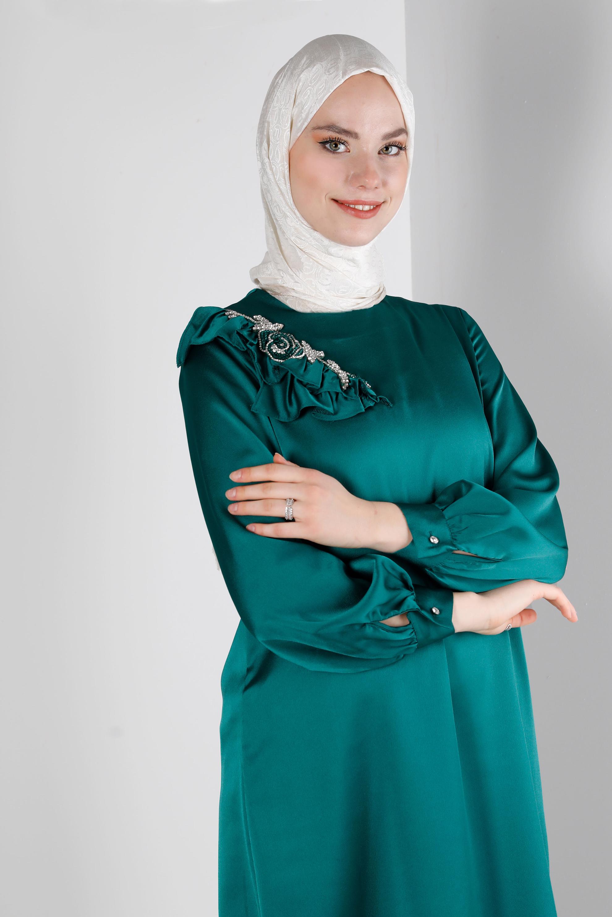 Tesettür giyim YEŞİL VOLAN DETAYLI SATEN TUNİK 43511
