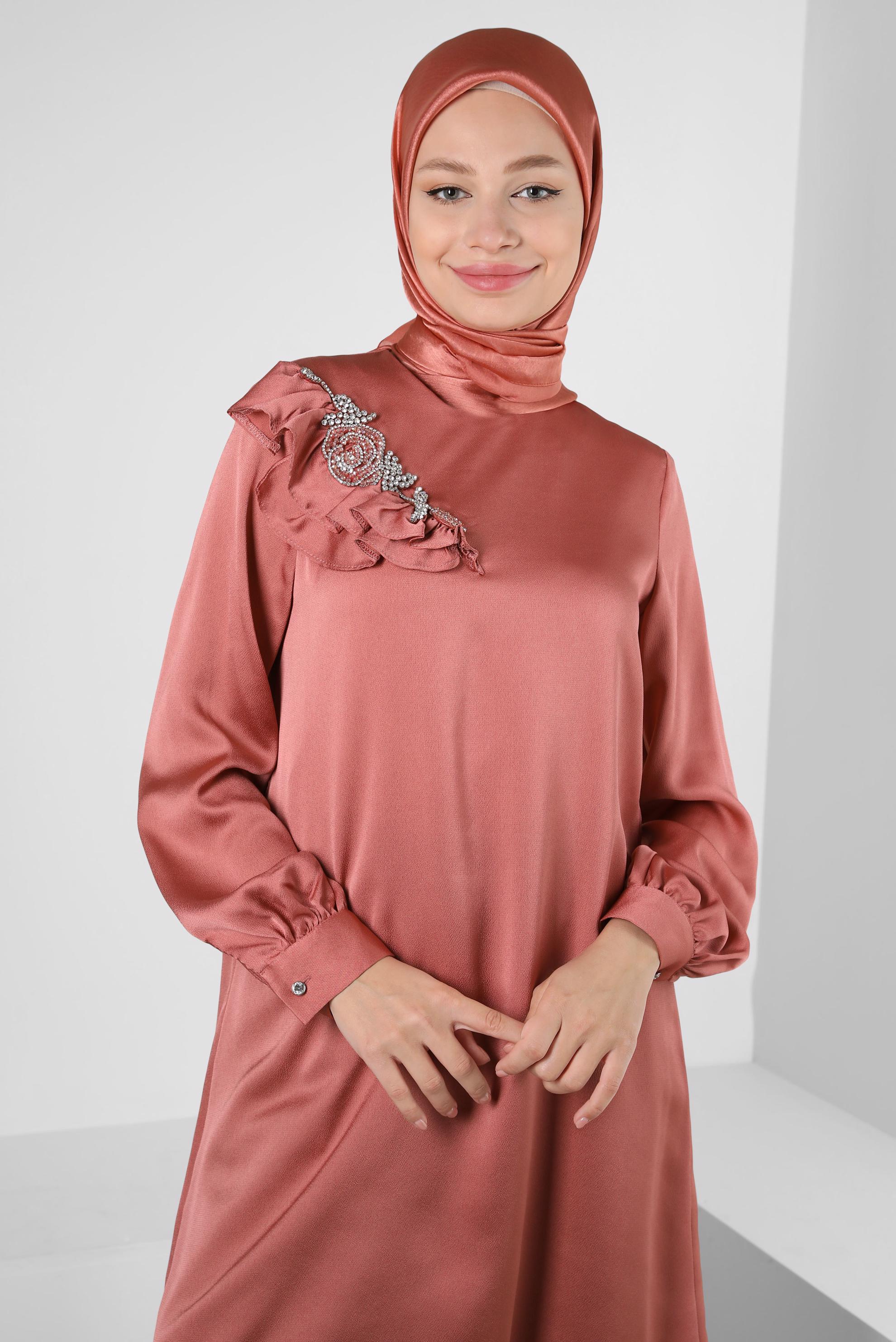 Tesettür giyim PEMBE VOLAN DETAYLI SATEN TUNİK 43511
