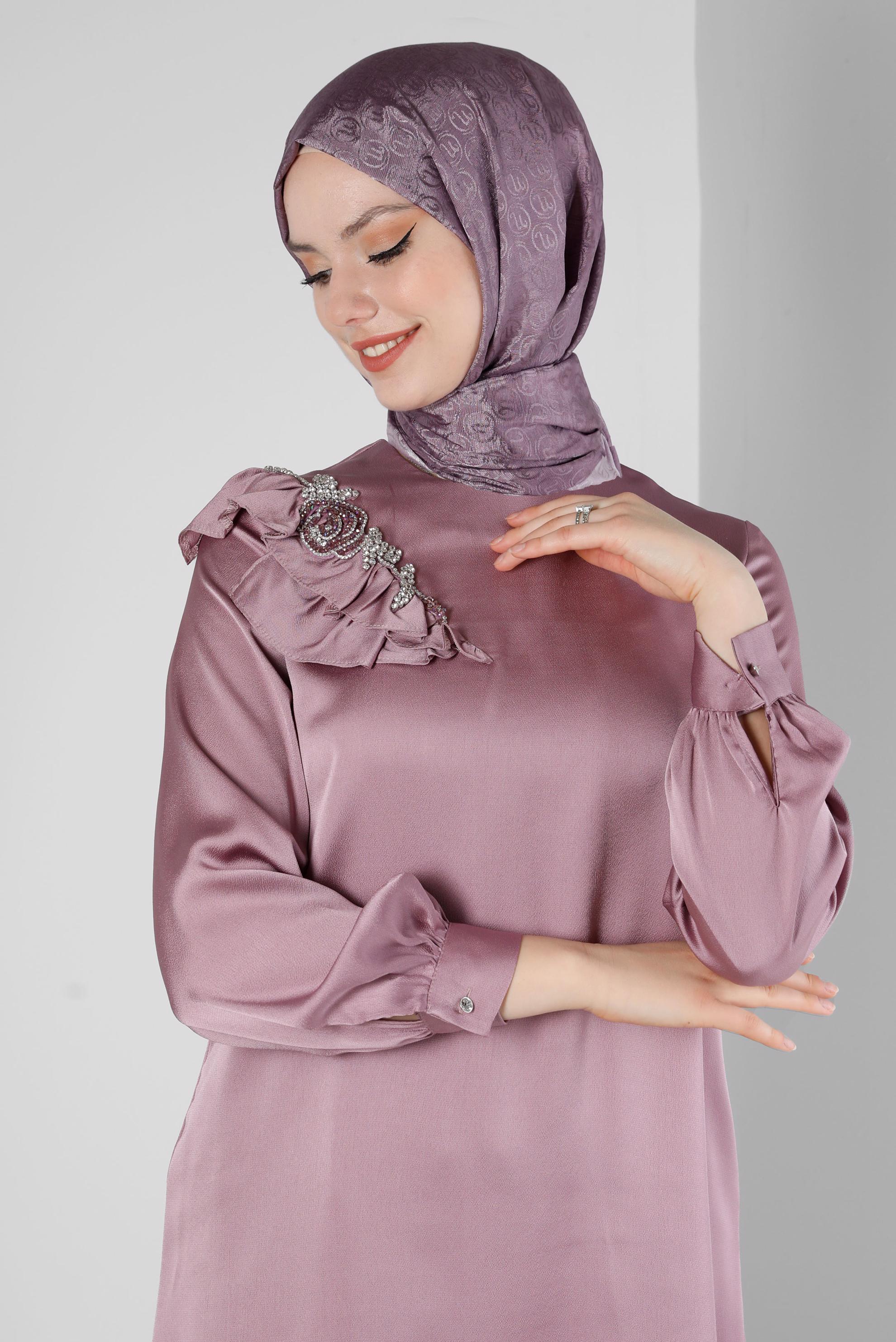 Tesettür giyim MOR VOLAN DETAYLI SATEN TUNİK 43511