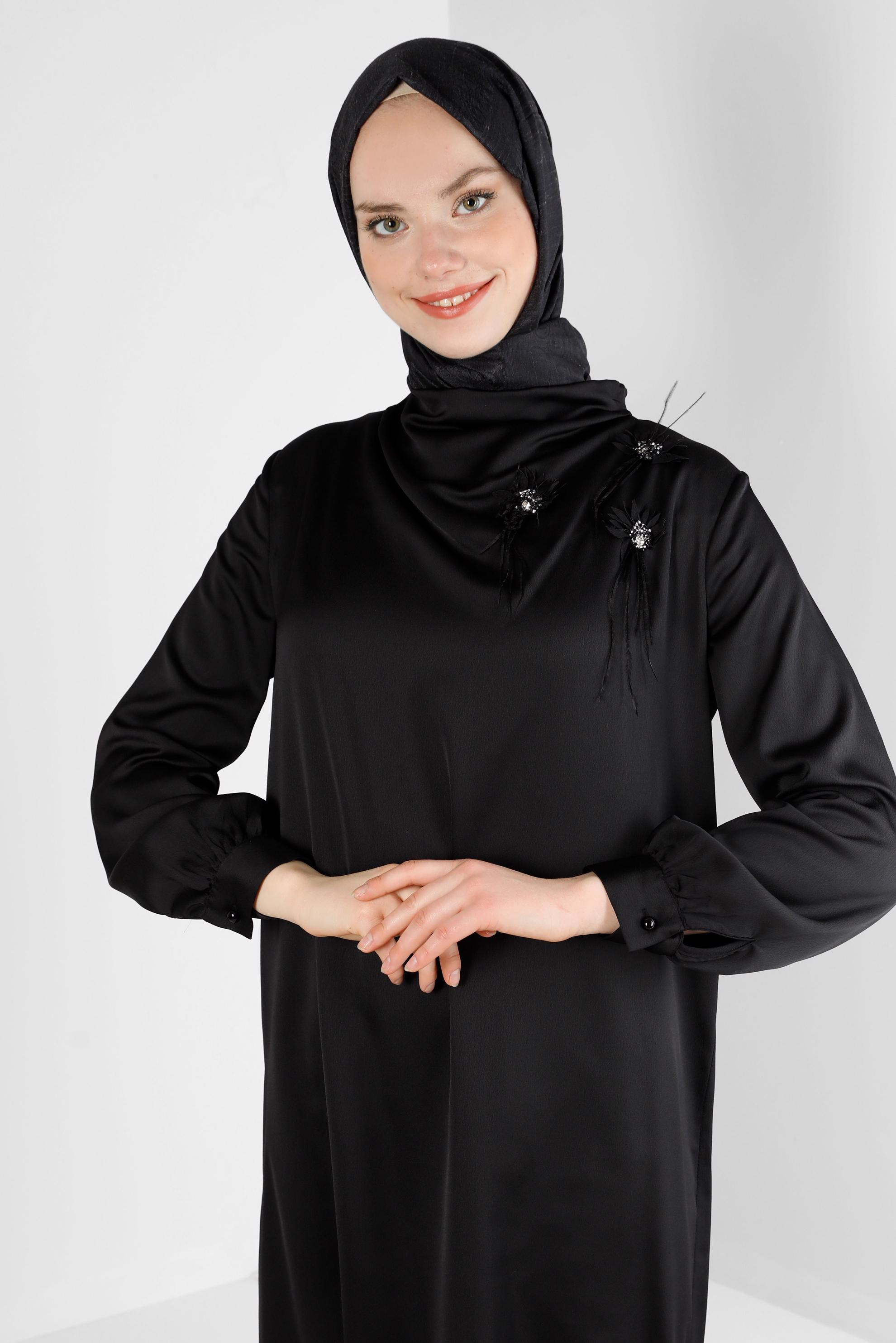 Tesettür giyim SİYAH ÇİÇEK AKSESUARLI SATEN TUNİK 43515