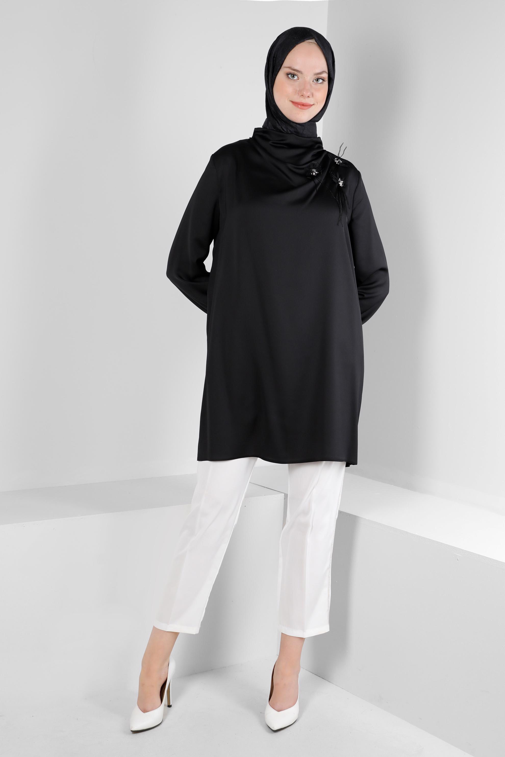Tesettür giyim SİYAH ÇİÇEK AKSESUARLI SATEN TUNİK 43515