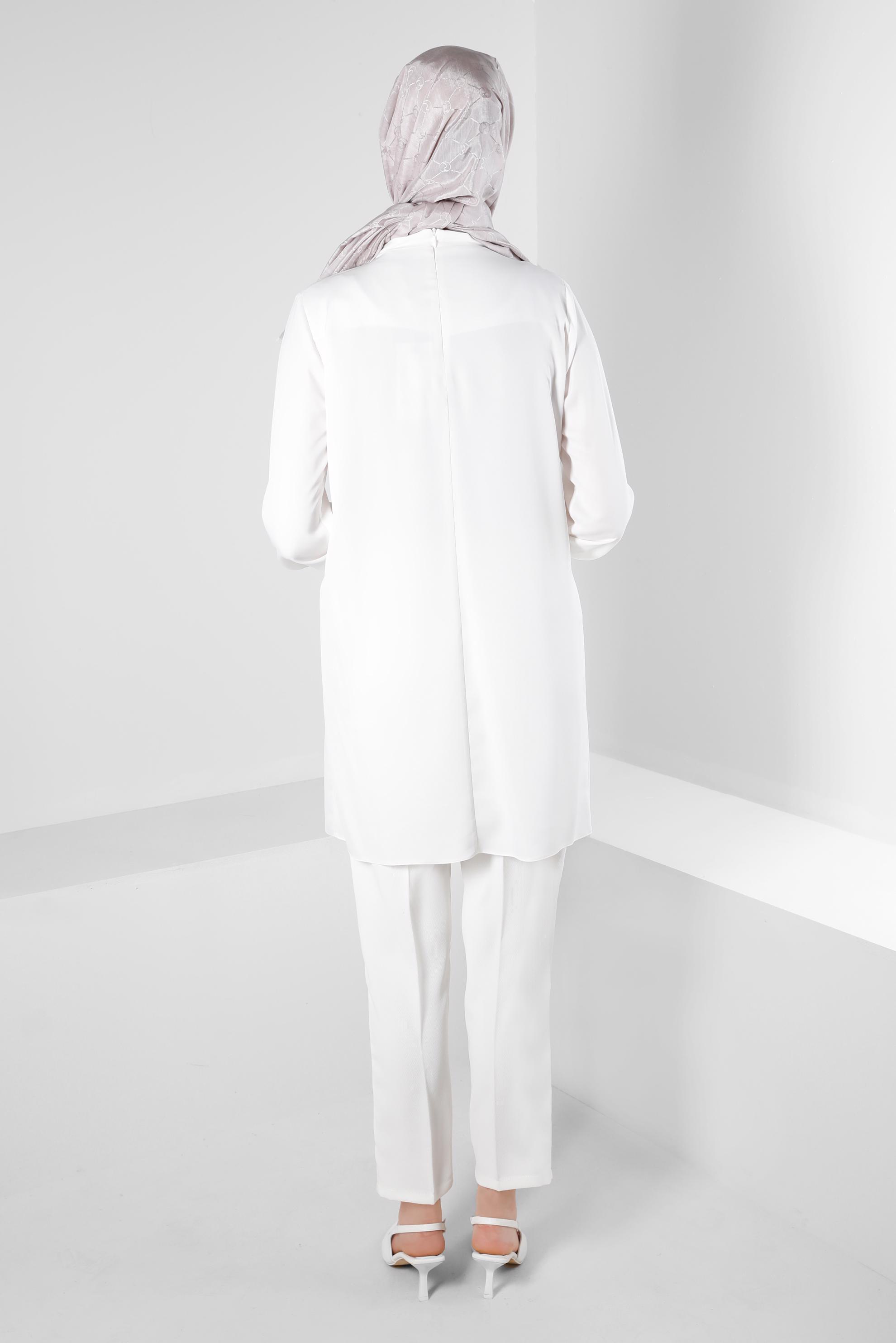 Tesettür giyim BEYAZ ÇİÇEK AKSESUARLI SATEN TUNİK 43515