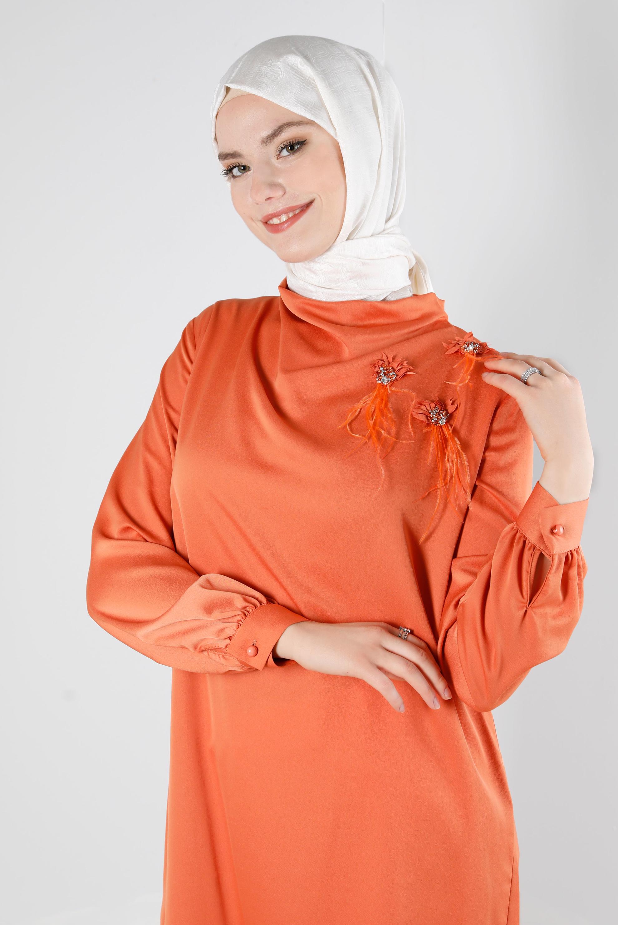 Tesettür giyim TURUNCU ÇİÇEK AKSESUARLI SATEN TUNİK 43515