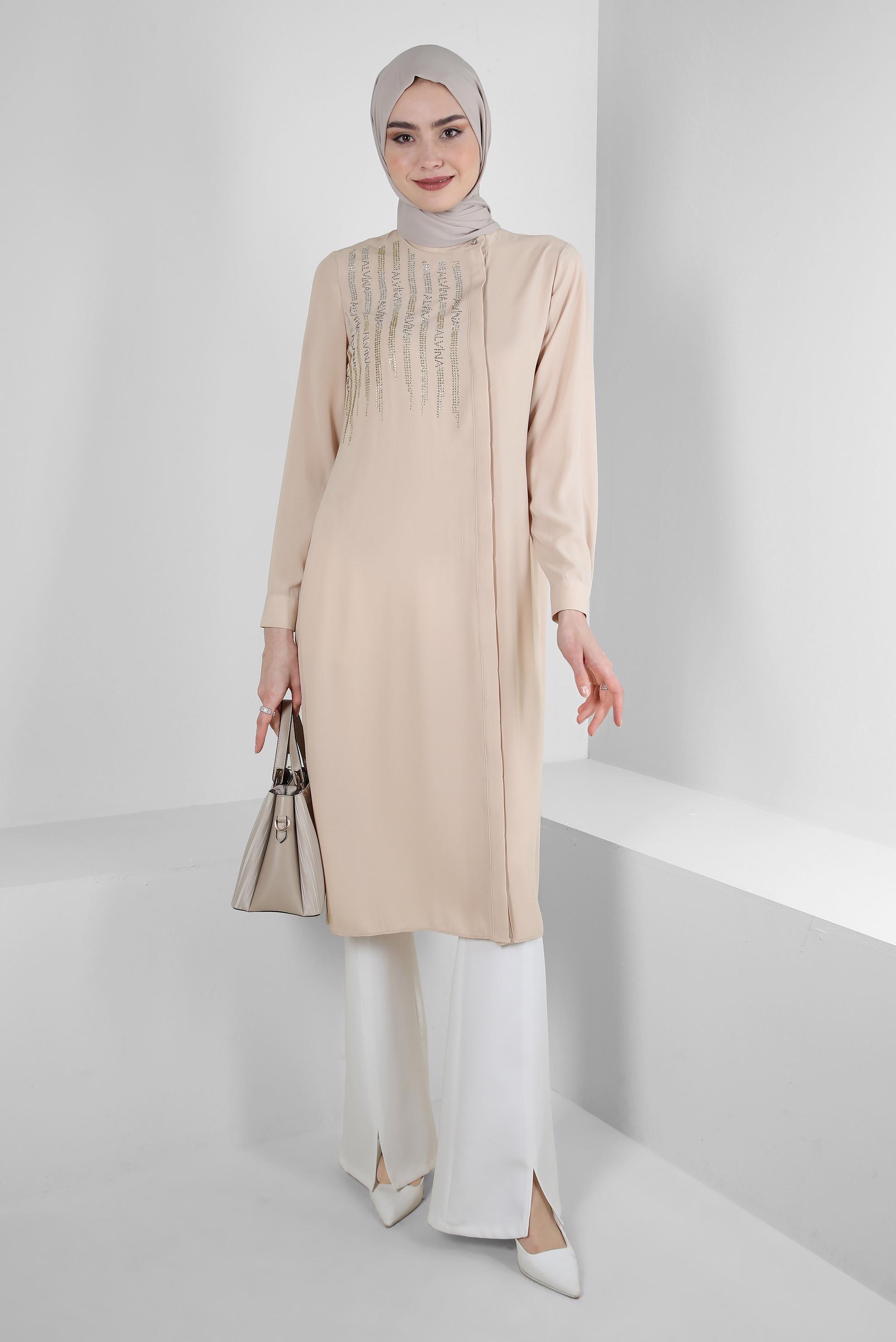 Tesettür giyim BEJ TAŞ İŞLEMELİ YANI YIRTMAÇLI UZUN TUNİK 43521