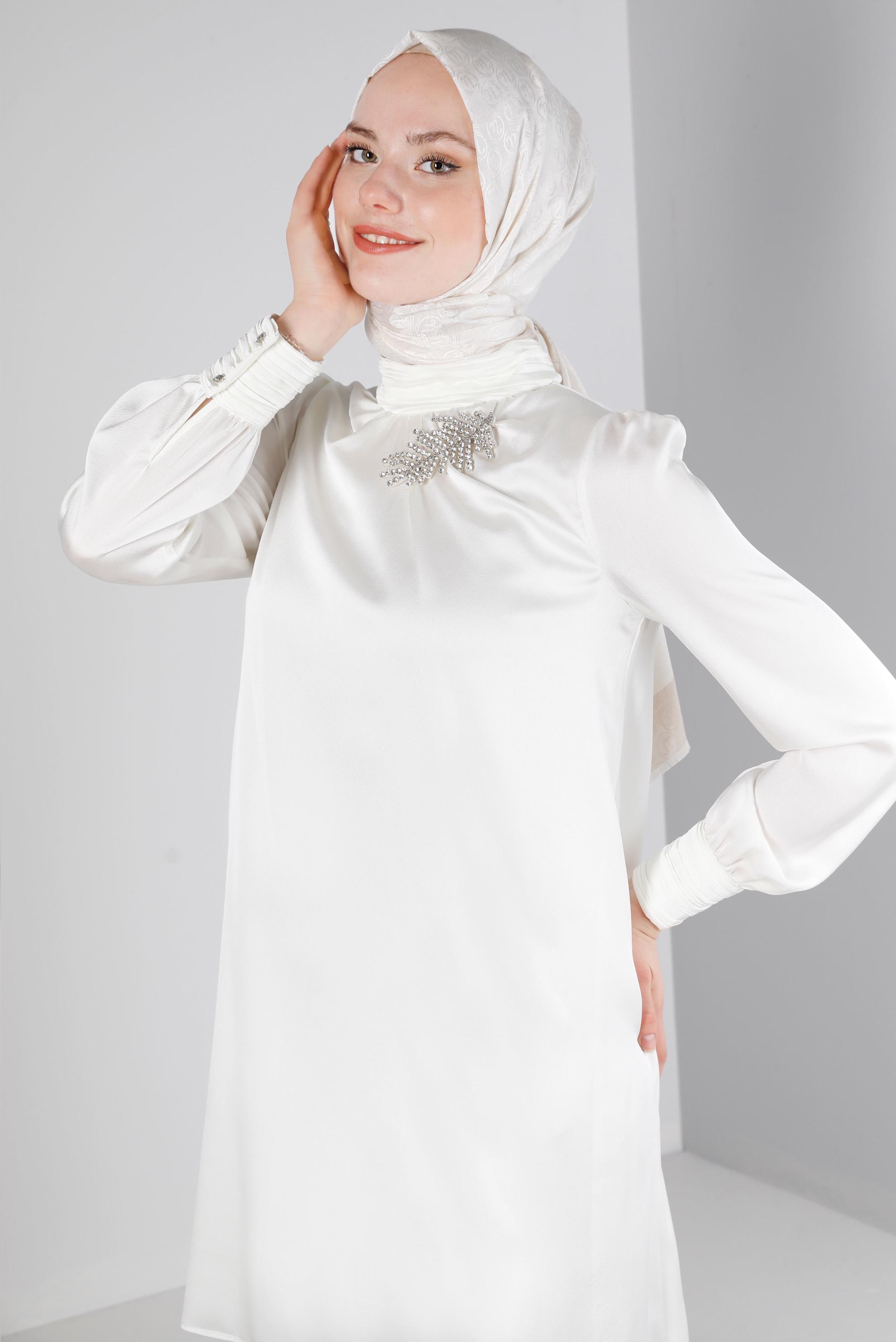 Tesettür giyim BEYAZ AKSESUAR DETAYLI SATEN TUNİK 43523