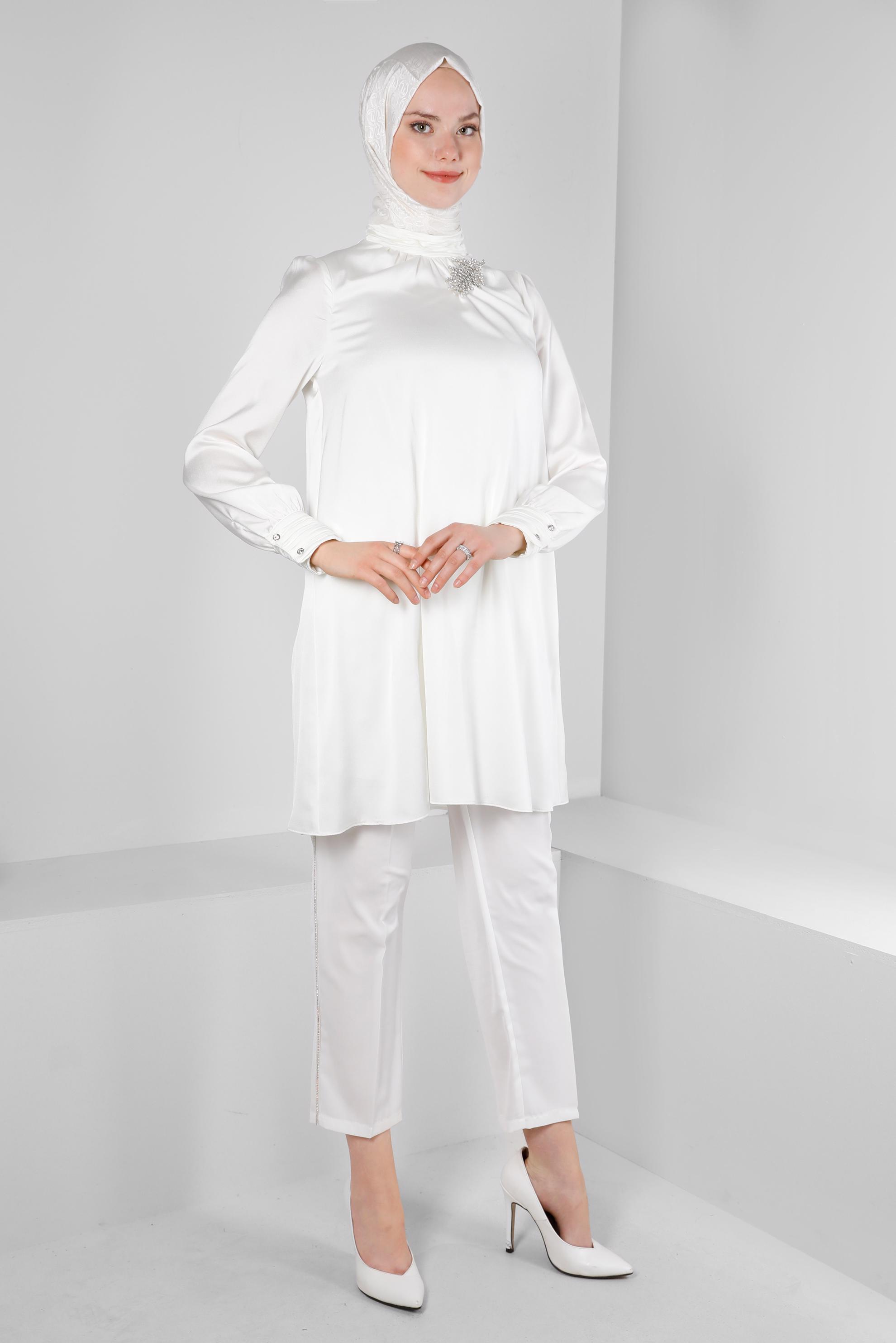 Tesettür giyim BEYAZ AKSESUAR DETAYLI SATEN TUNİK 43523
