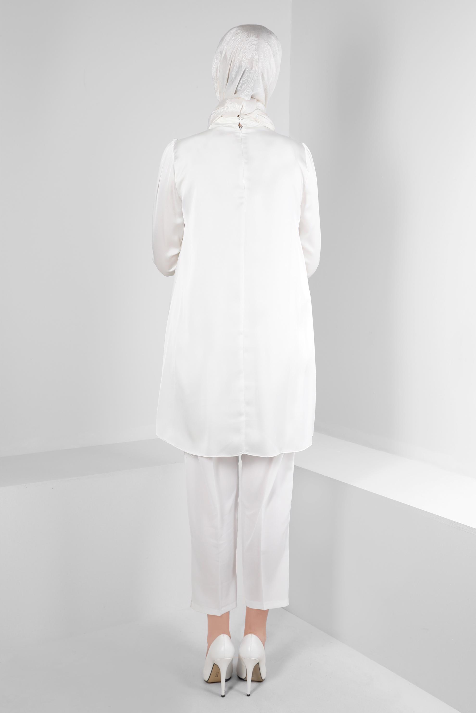 Tesettür giyim BEYAZ AKSESUAR DETAYLI SATEN TUNİK 43523