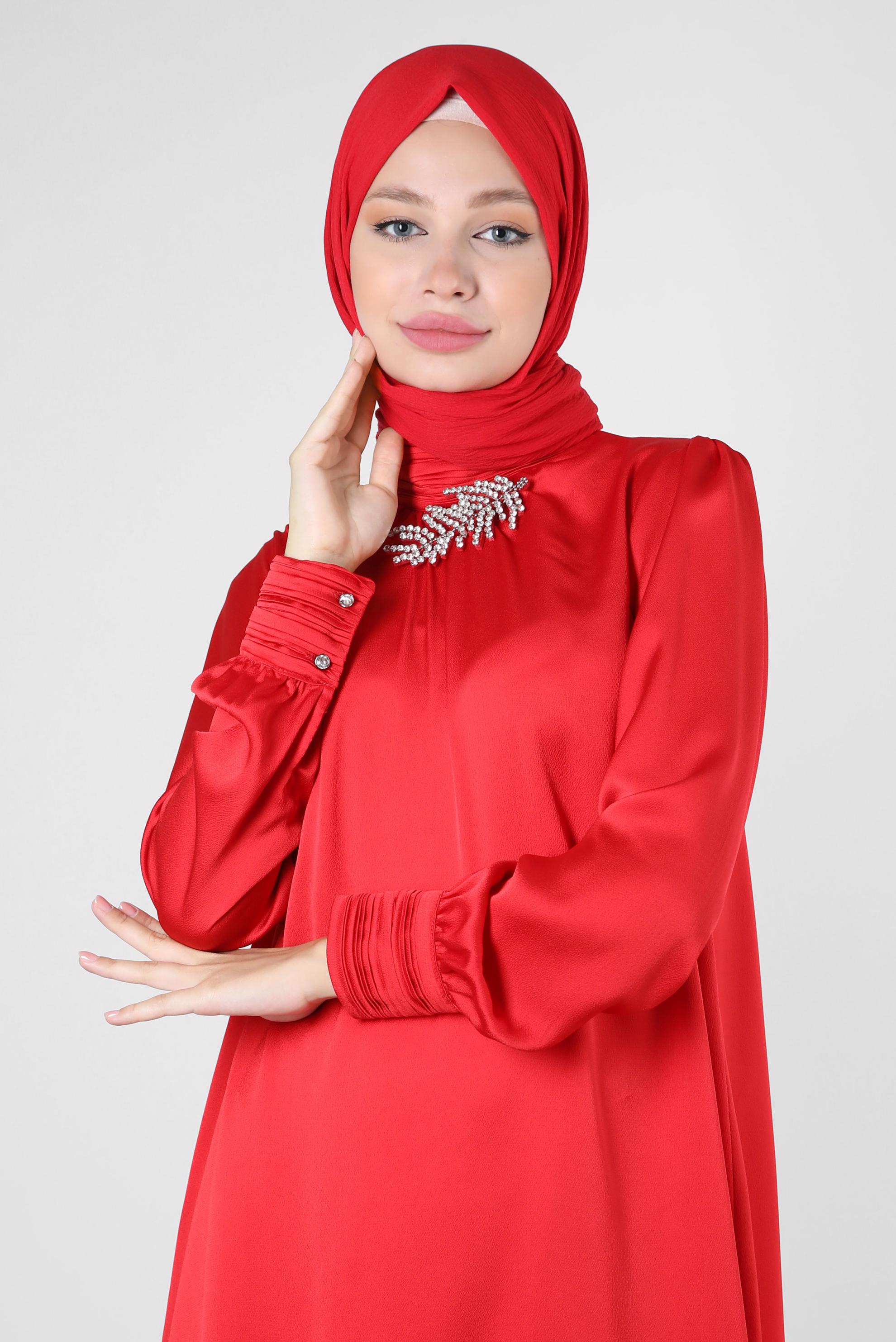 Tesettür giyim KIRMIZI AKSESUAR DETAYLI SATEN TUNİK 43523