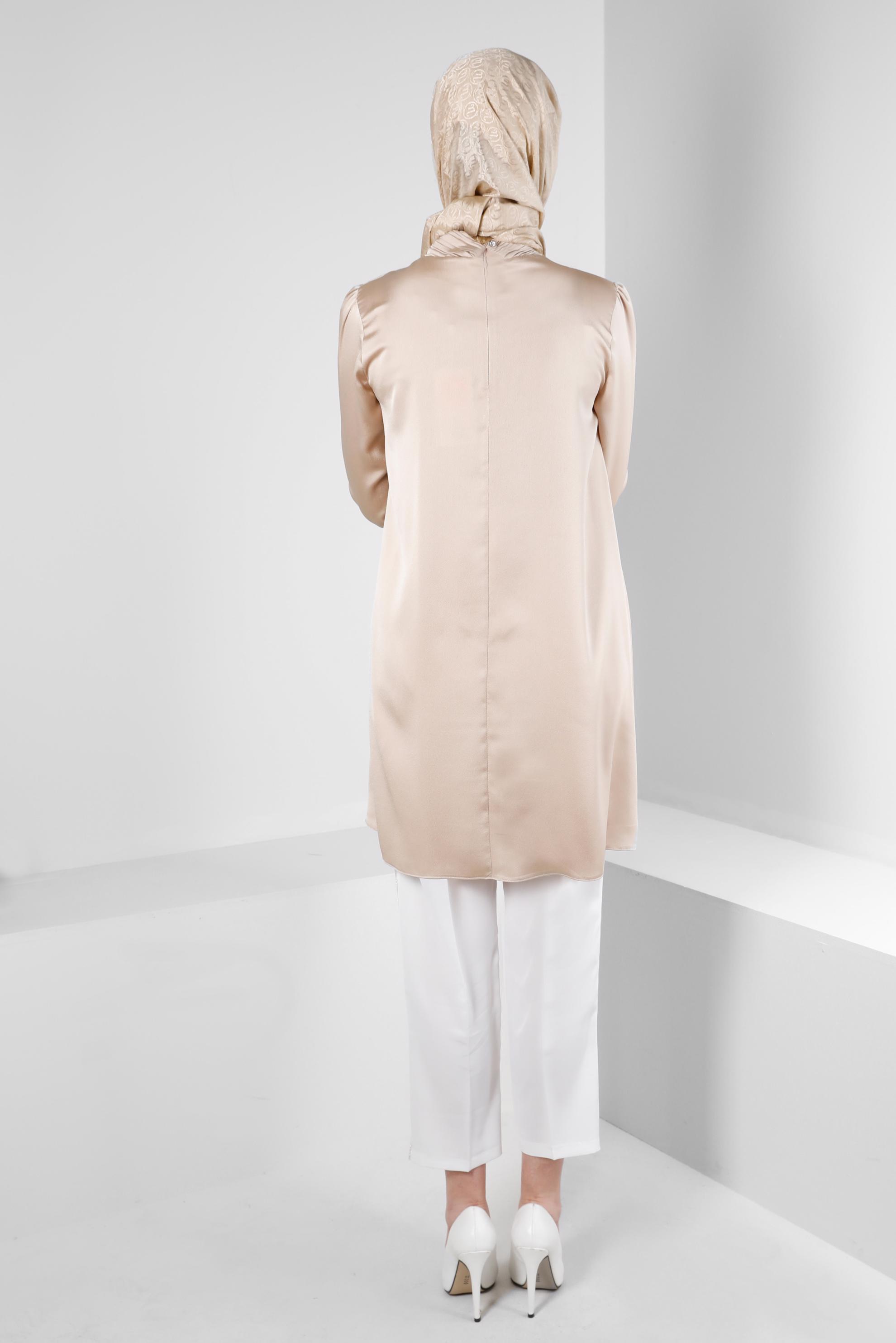 Tesettür giyim BEJ AKSESUAR DETAYLI SATEN TUNİK 43523