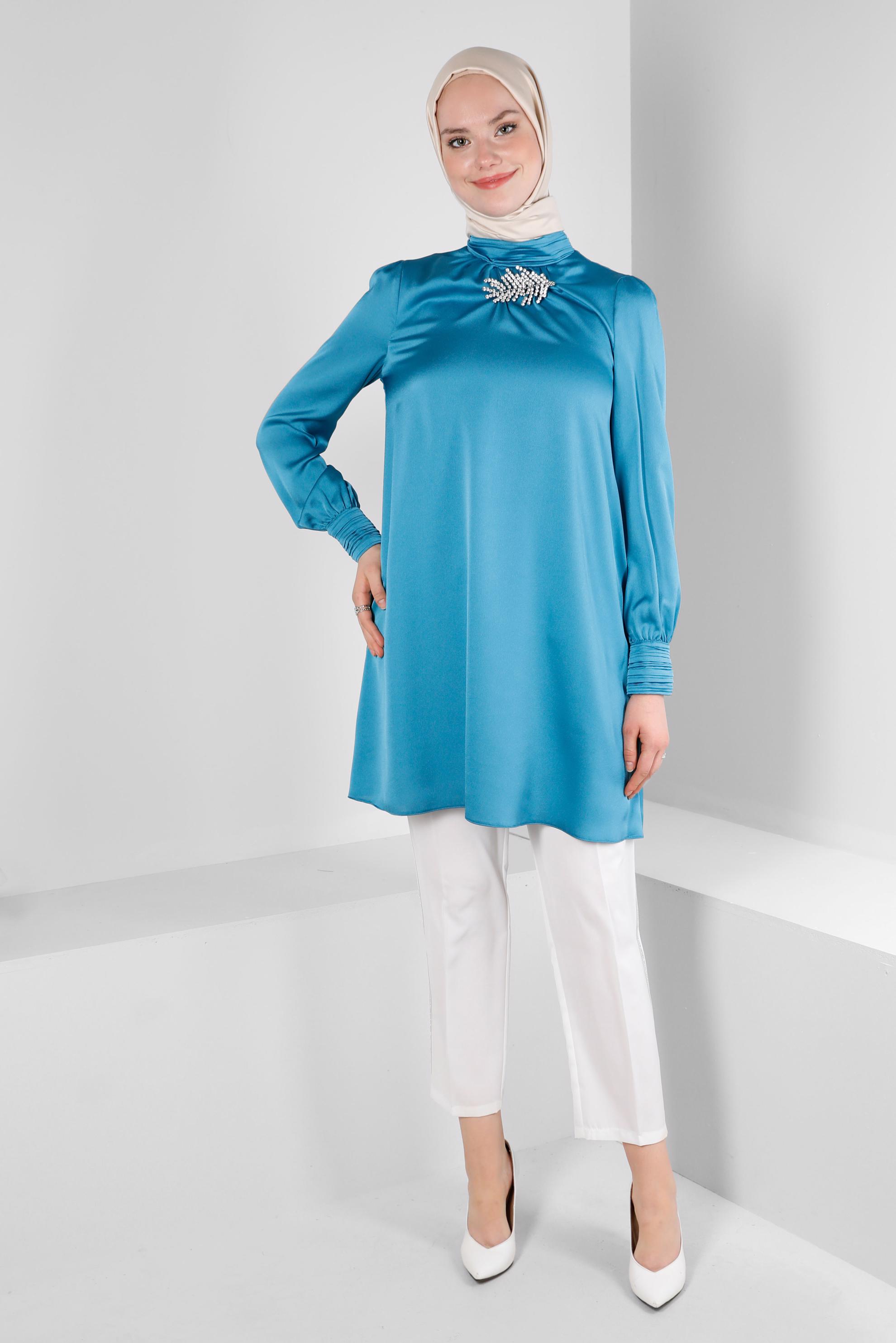 Tesettür giyim MAVİ AKSESUAR DETAYLI SATEN TUNİK 43523