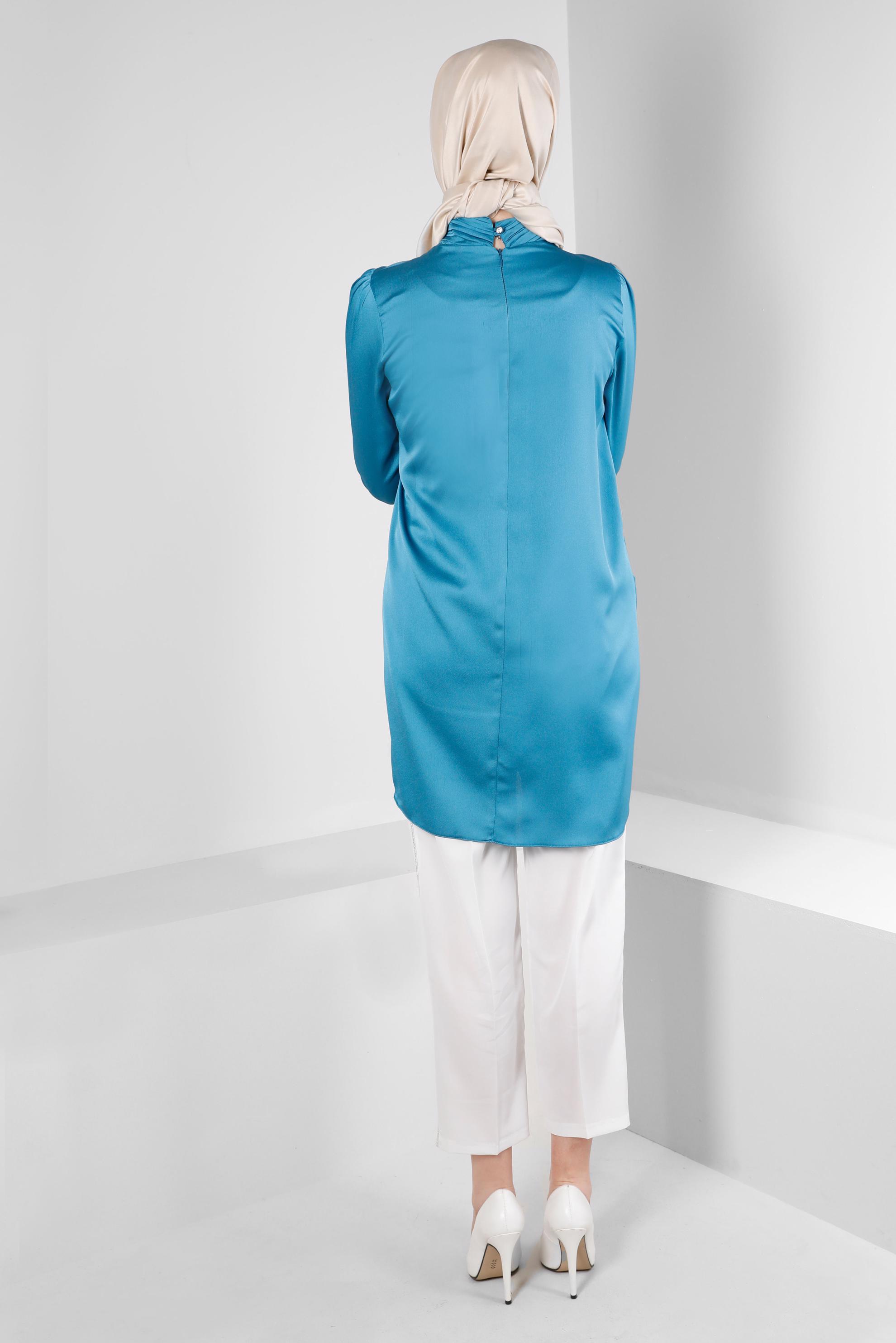 Tesettür giyim MAVİ AKSESUAR DETAYLI SATEN TUNİK 43523