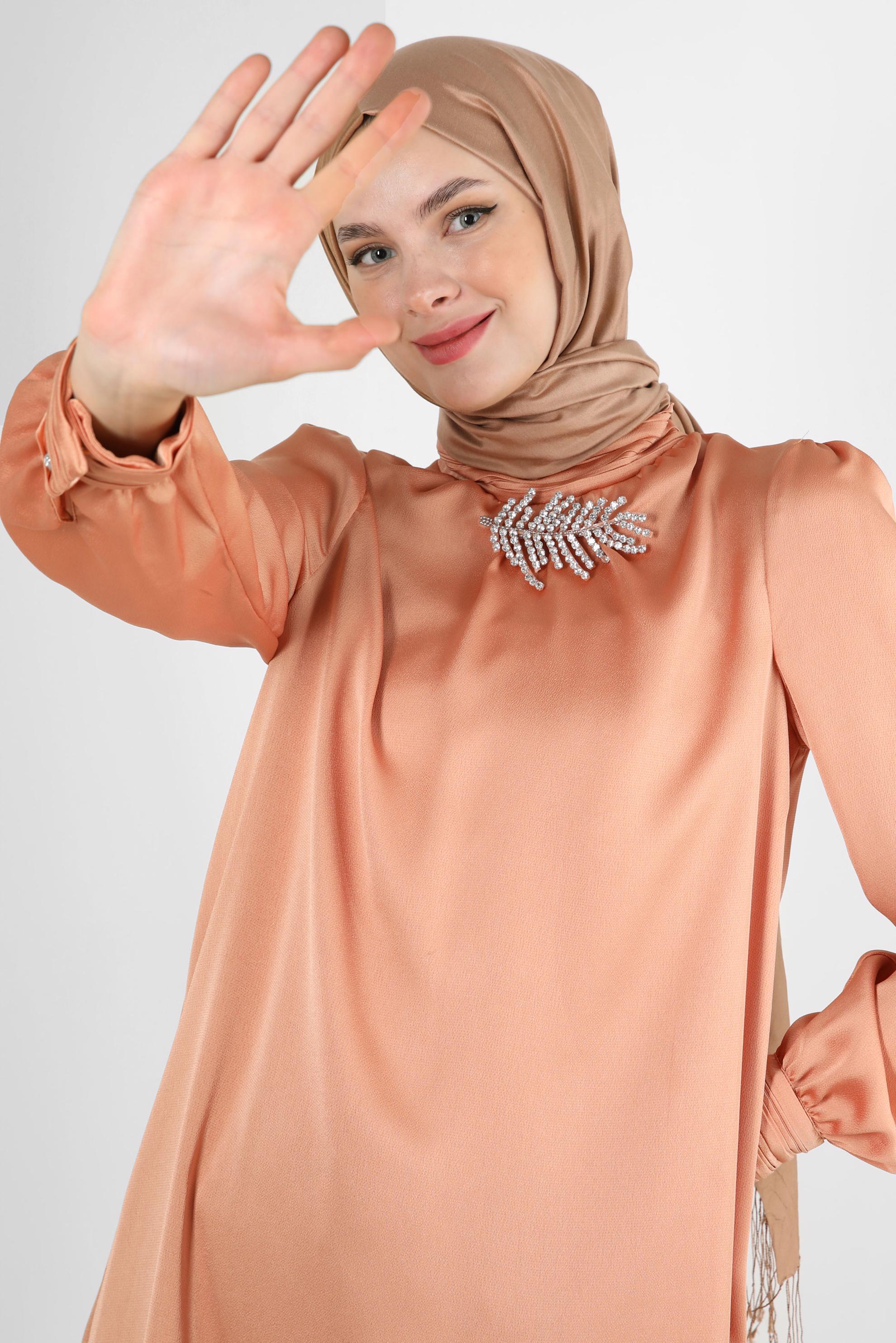 Tesettür giyim TURUNCU AKSESUAR DETAYLI SATEN TUNİK 43523