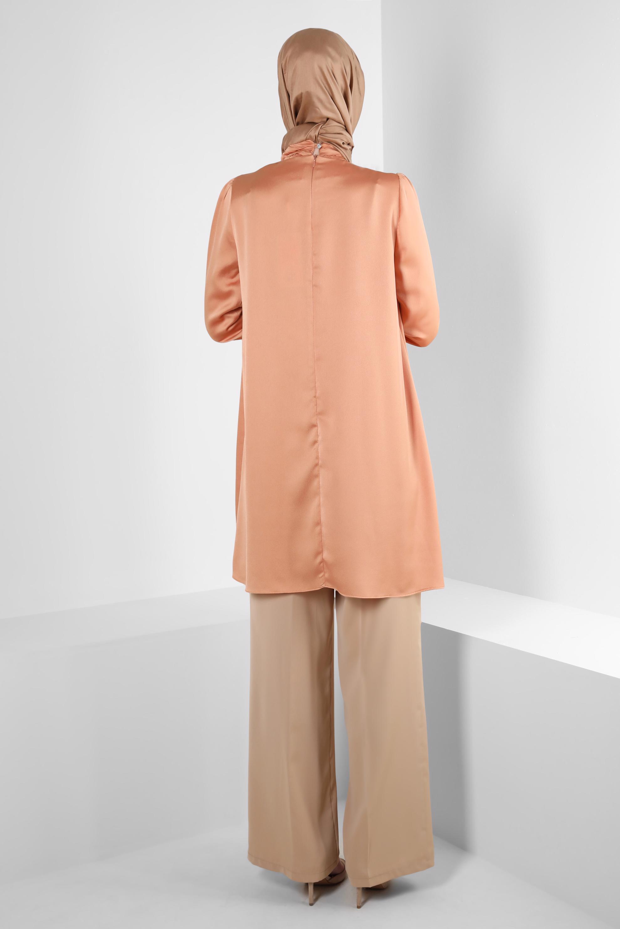 Tesettür giyim TURUNCU AKSESUAR DETAYLI SATEN TUNİK 43523