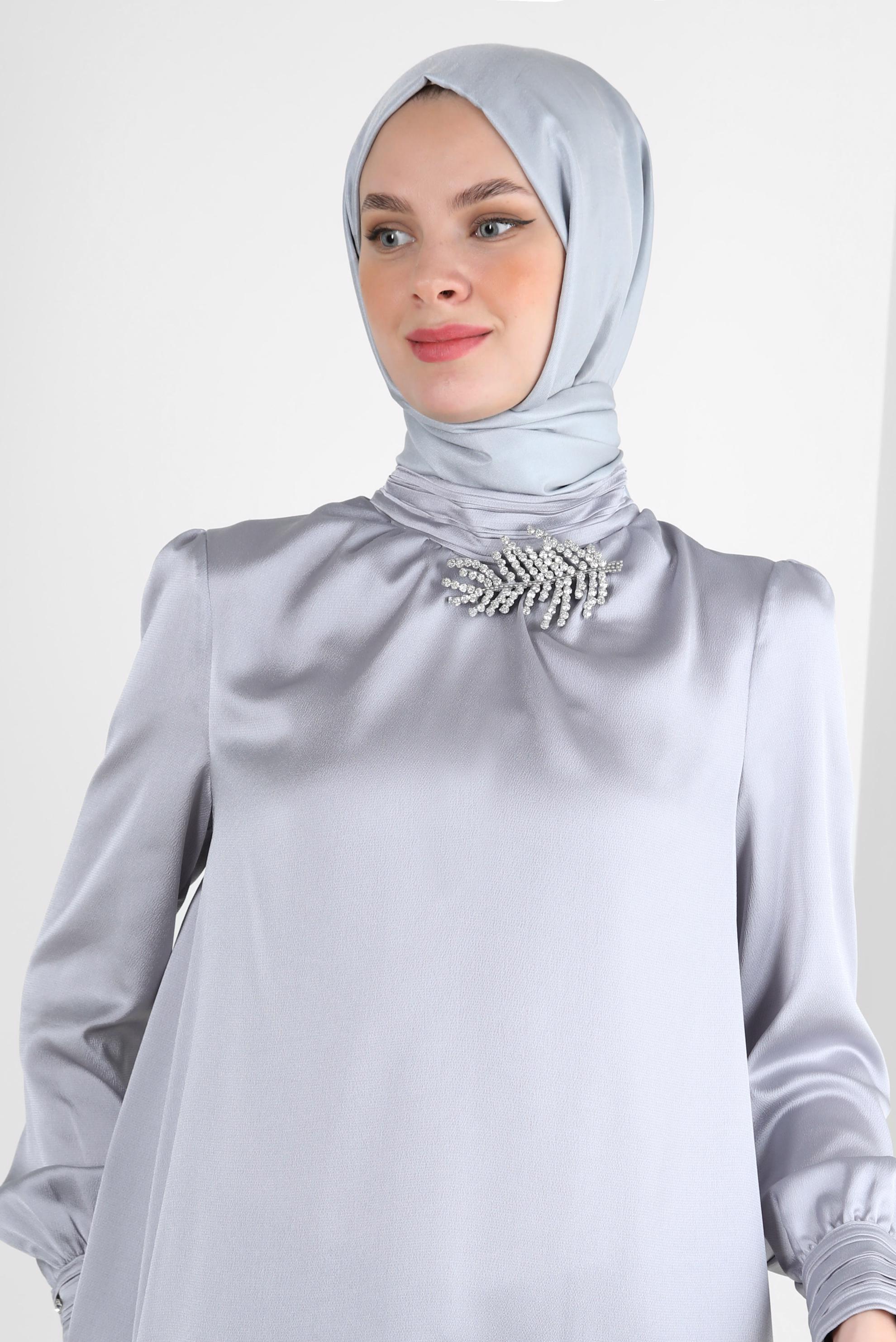 Tesettür giyim GRİ AKSESUAR DETAYLI SATEN TUNİK 43523