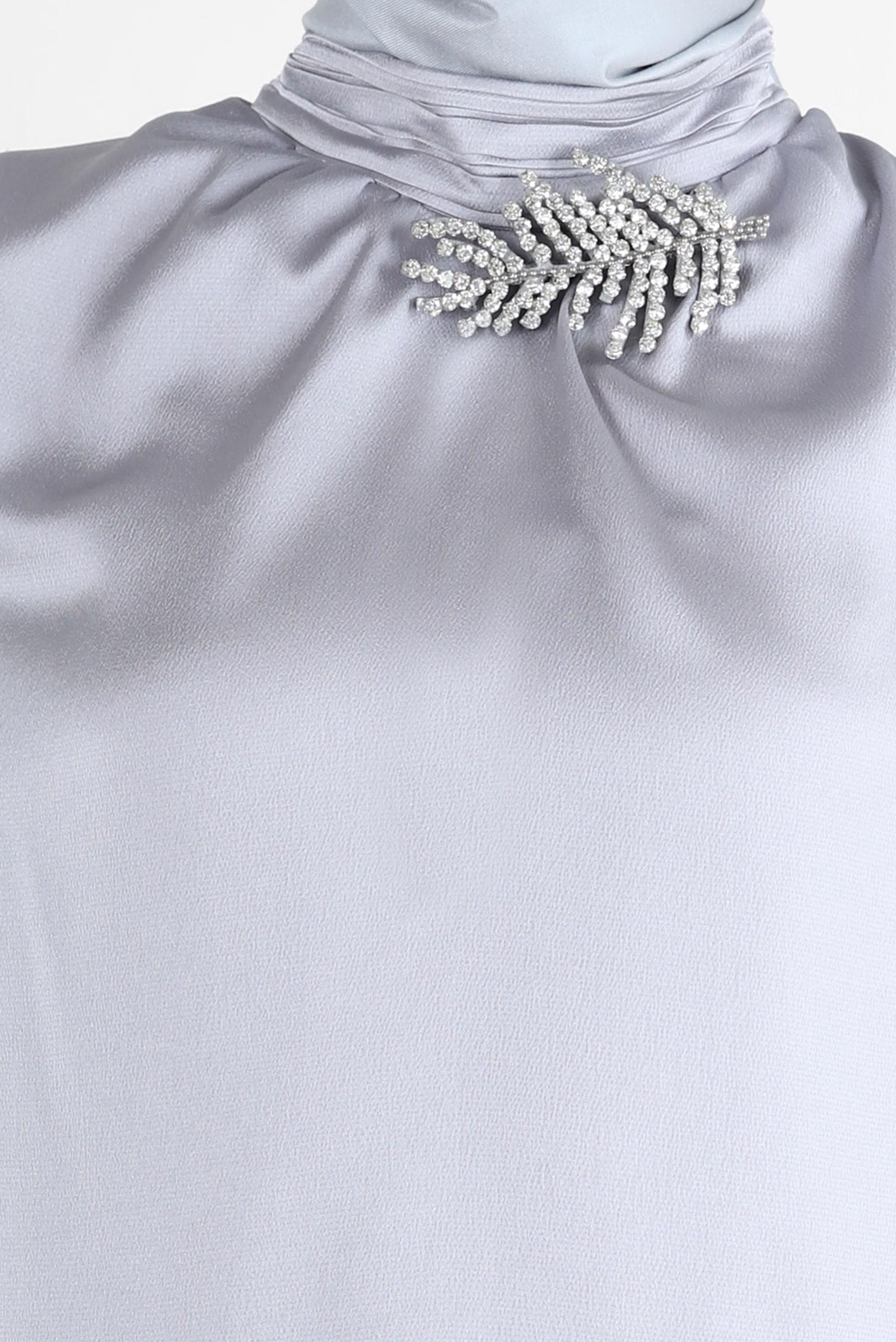 Tesettür giyim GRİ AKSESUAR DETAYLI SATEN TUNİK 43523