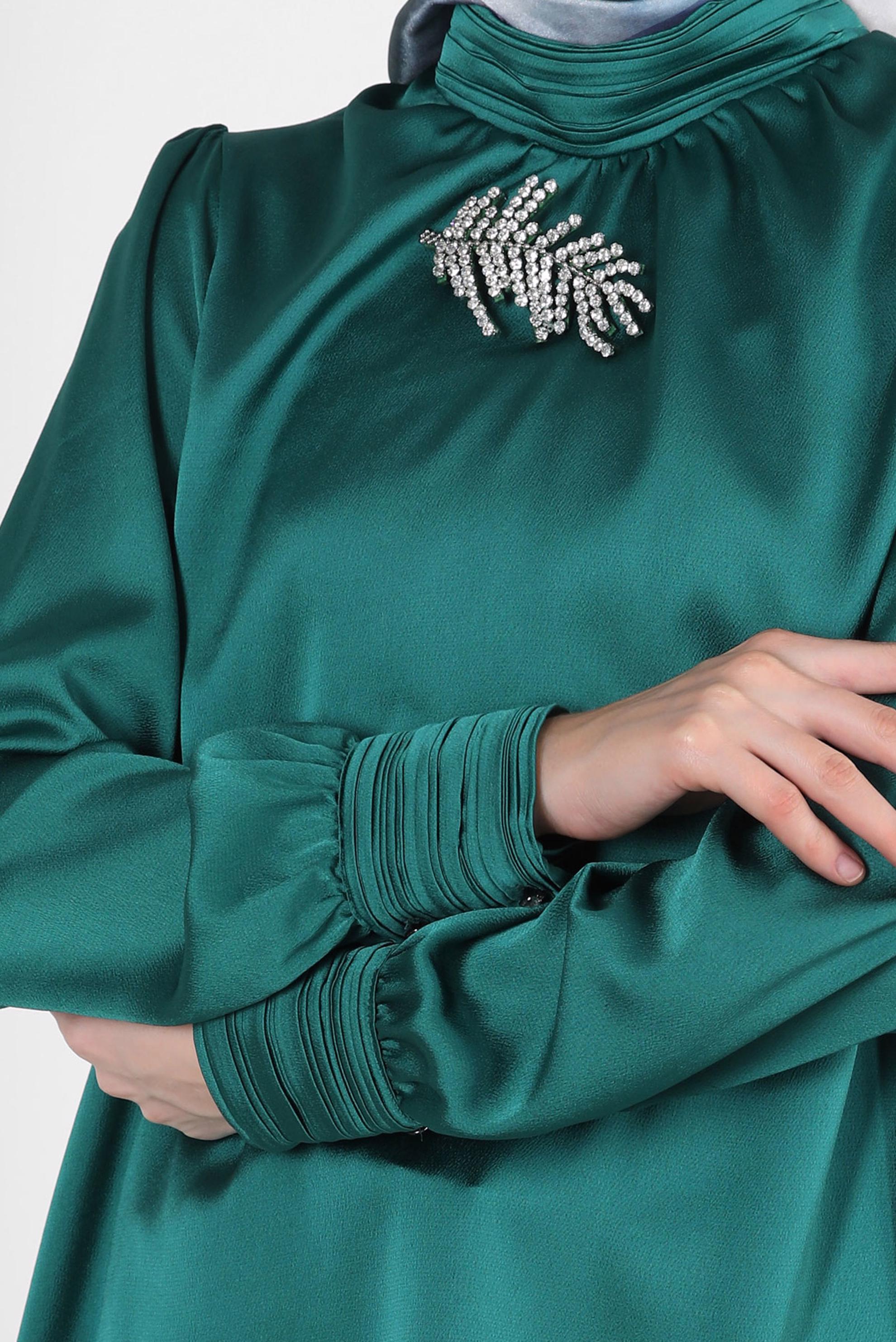 Tesettür giyim YEŞİL AKSESUAR DETAYLI SATEN TUNİK 43523