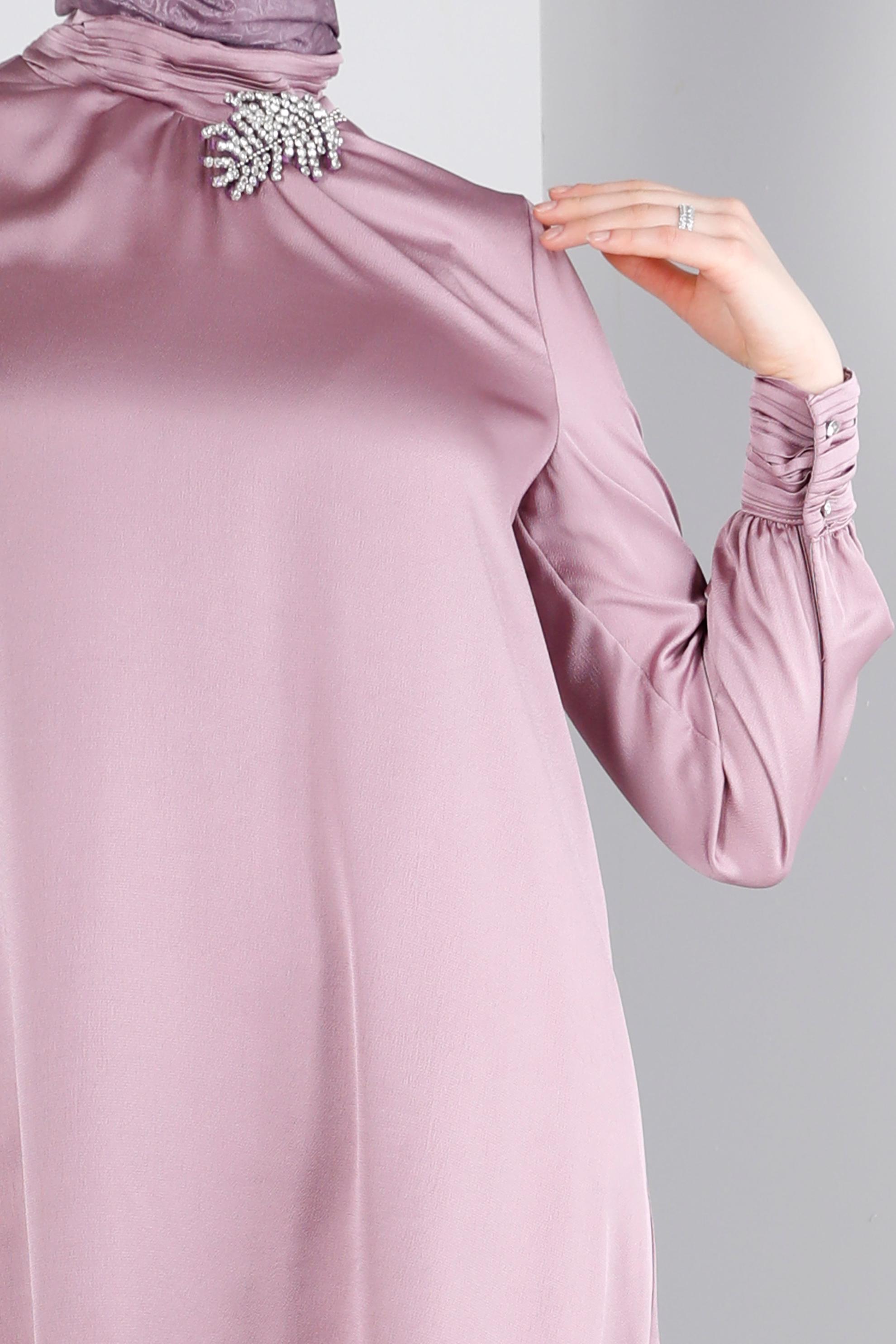 Tesettür giyim MOR AKSESUAR DETAYLI SATEN TUNİK 43523