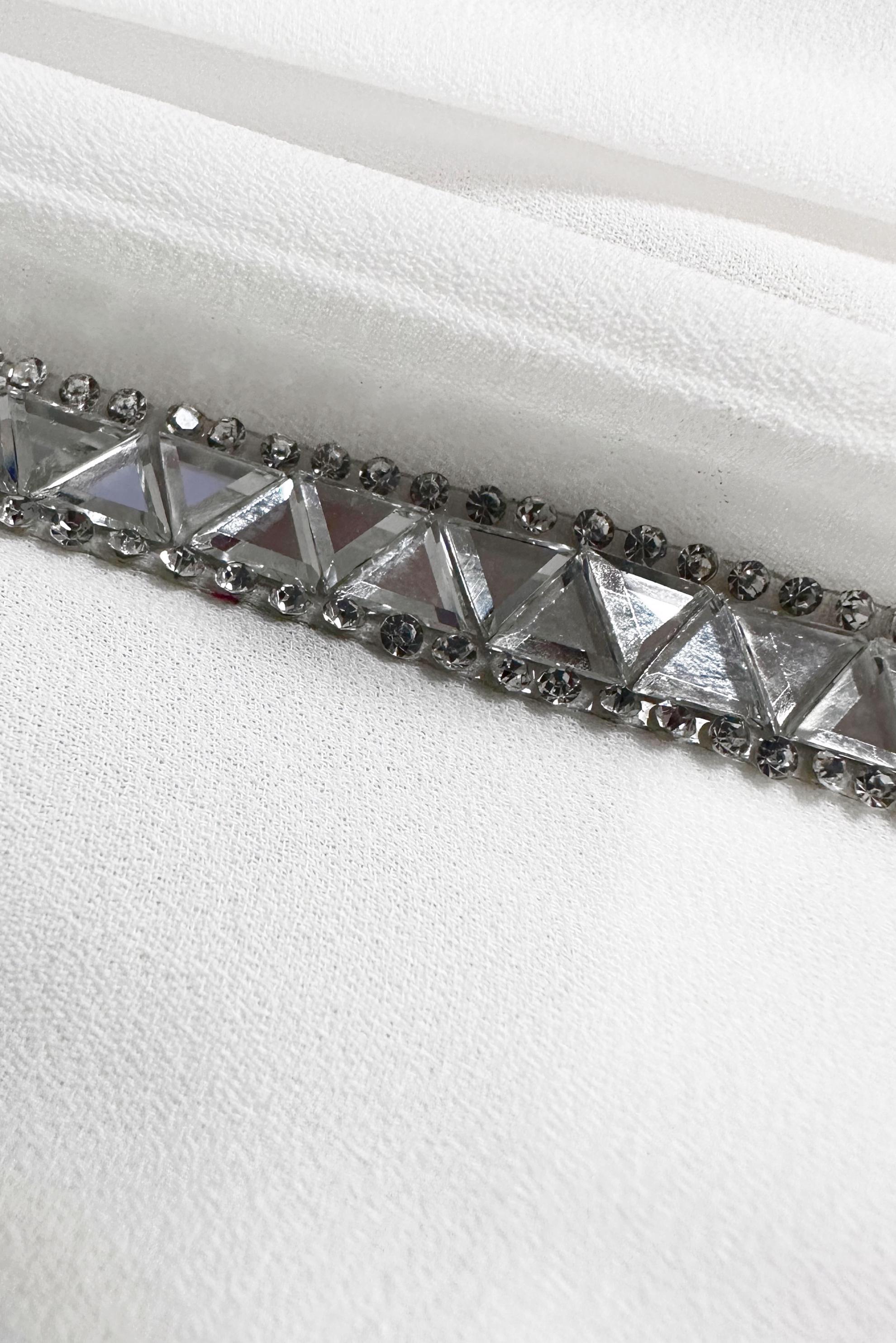 Tesettür giyim BEYAZ KOLU TAŞ ŞERİTLİ TUNİK 43524