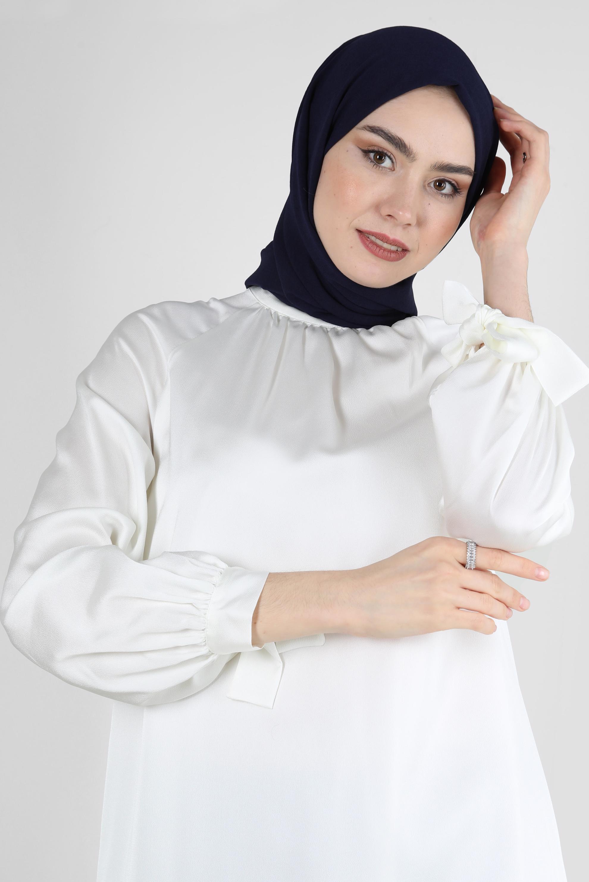 Tesettür giyim BEYAZ MANŞETLERİ BAĞLAMA DETAYLI SATEN TUNİK 43526