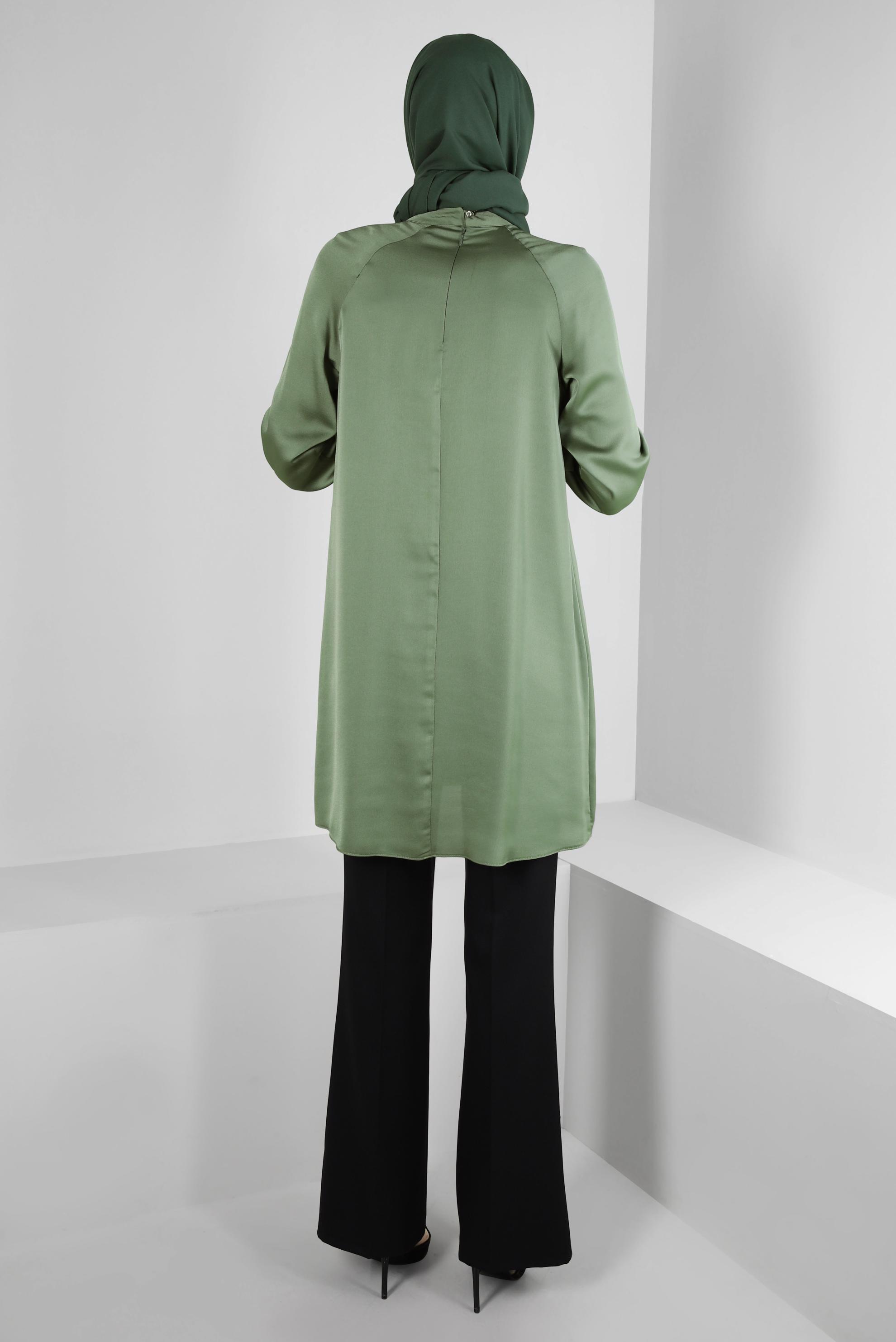 Tesettür giyim HAKİ MANŞETLERİ BAĞLAMA DETAYLI SATEN TUNİK 43526