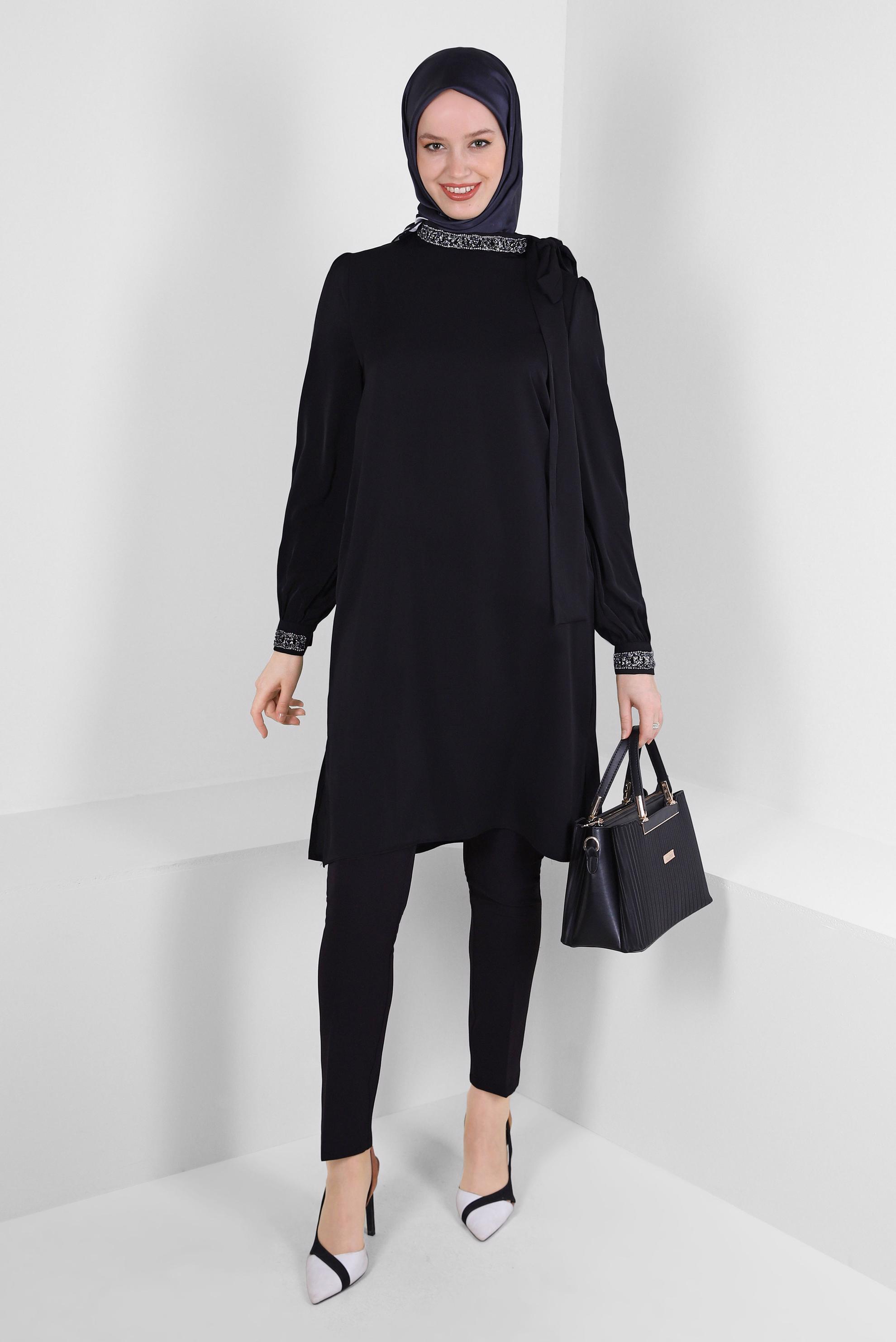 Tesettür giyim SİYAH TAŞ İŞLEMELİ YAKASI BAĞLAMA DETAYLI TUNİK 43527