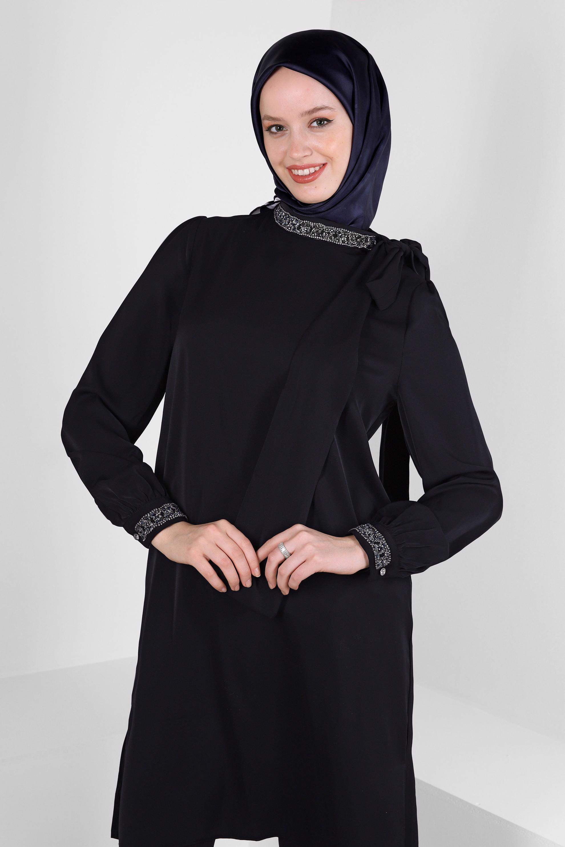 Tesettür giyim SİYAH TAŞ İŞLEMELİ YAKASI BAĞLAMA DETAYLI TUNİK 43527