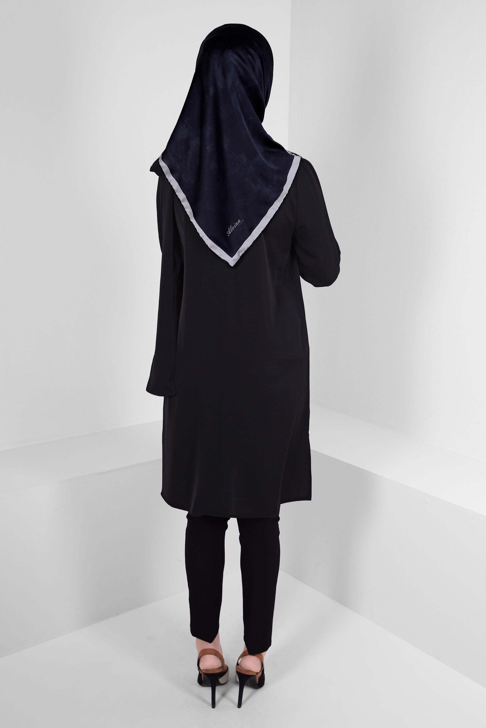 Tesettür giyim SİYAH TAŞ İŞLEMELİ YAKASI BAĞLAMA DETAYLI TUNİK 43527