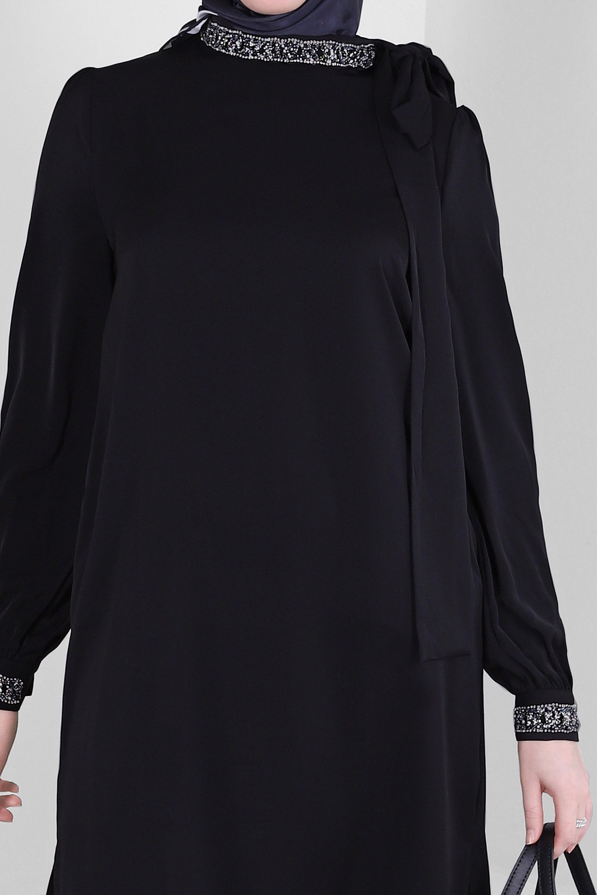 Tesettür giyim SİYAH TAŞ İŞLEMELİ YAKASI BAĞLAMA DETAYLI TUNİK 43527
