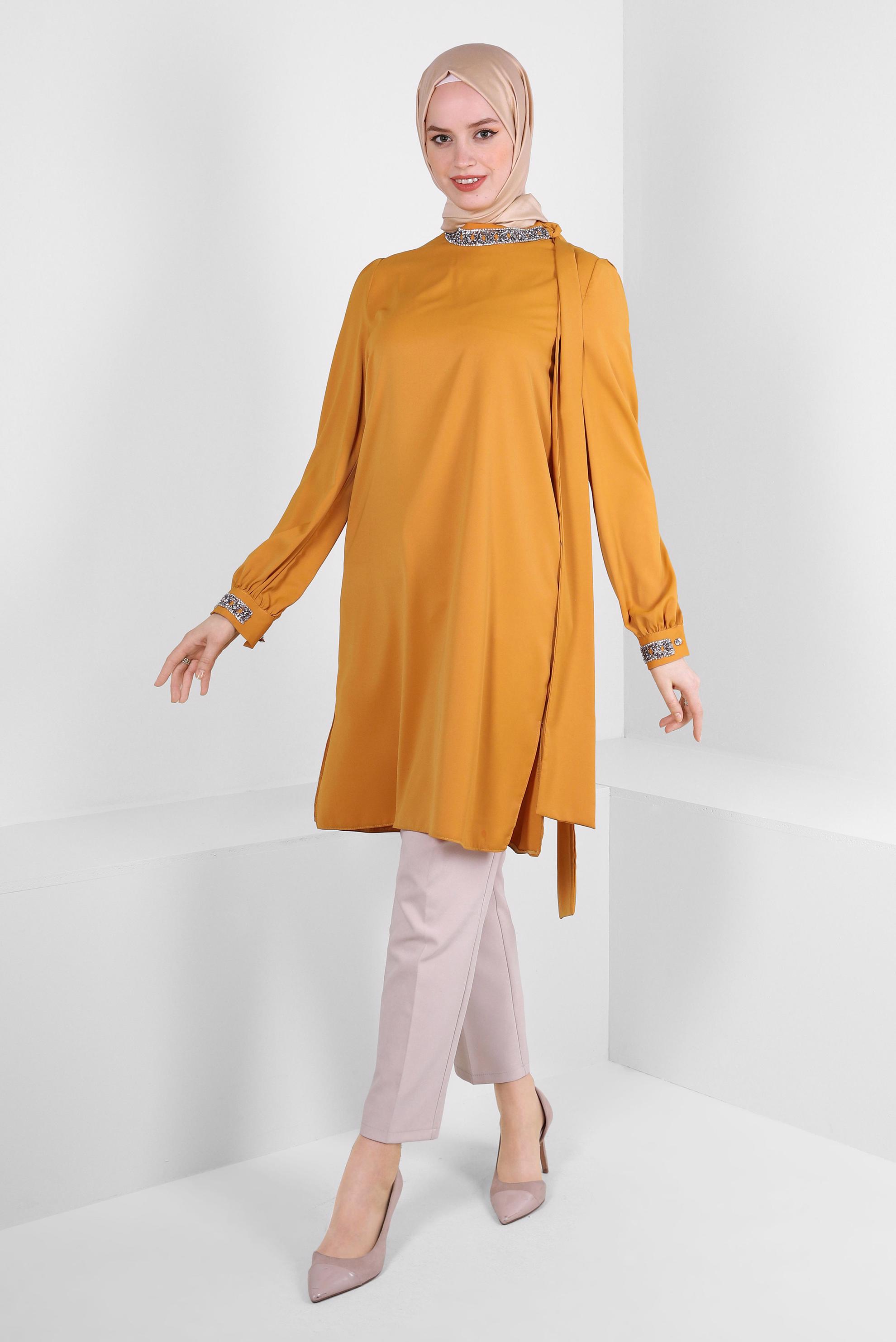 Tesettür giyim SARI TAŞ İŞLEMELİ YAKASI BAĞLAMA DETAYLI TUNİK 43527