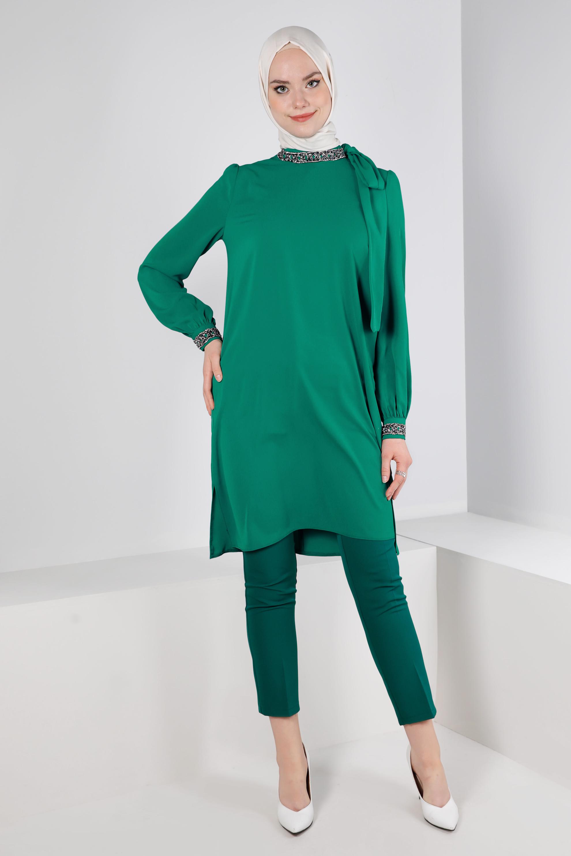 Tesettür giyim YEŞİL TAŞ İŞLEMELİ YAKASI BAĞLAMA DETAYLI TUNİK 43527