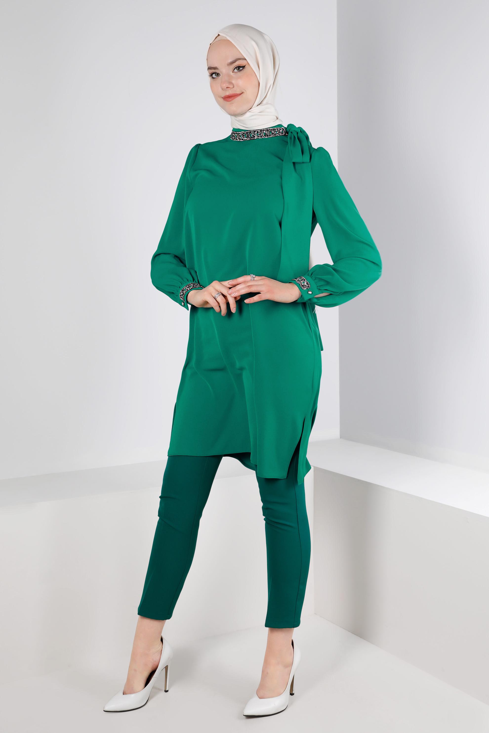 Tesettür giyim YEŞİL TAŞ İŞLEMELİ YAKASI BAĞLAMA DETAYLI TUNİK 43527