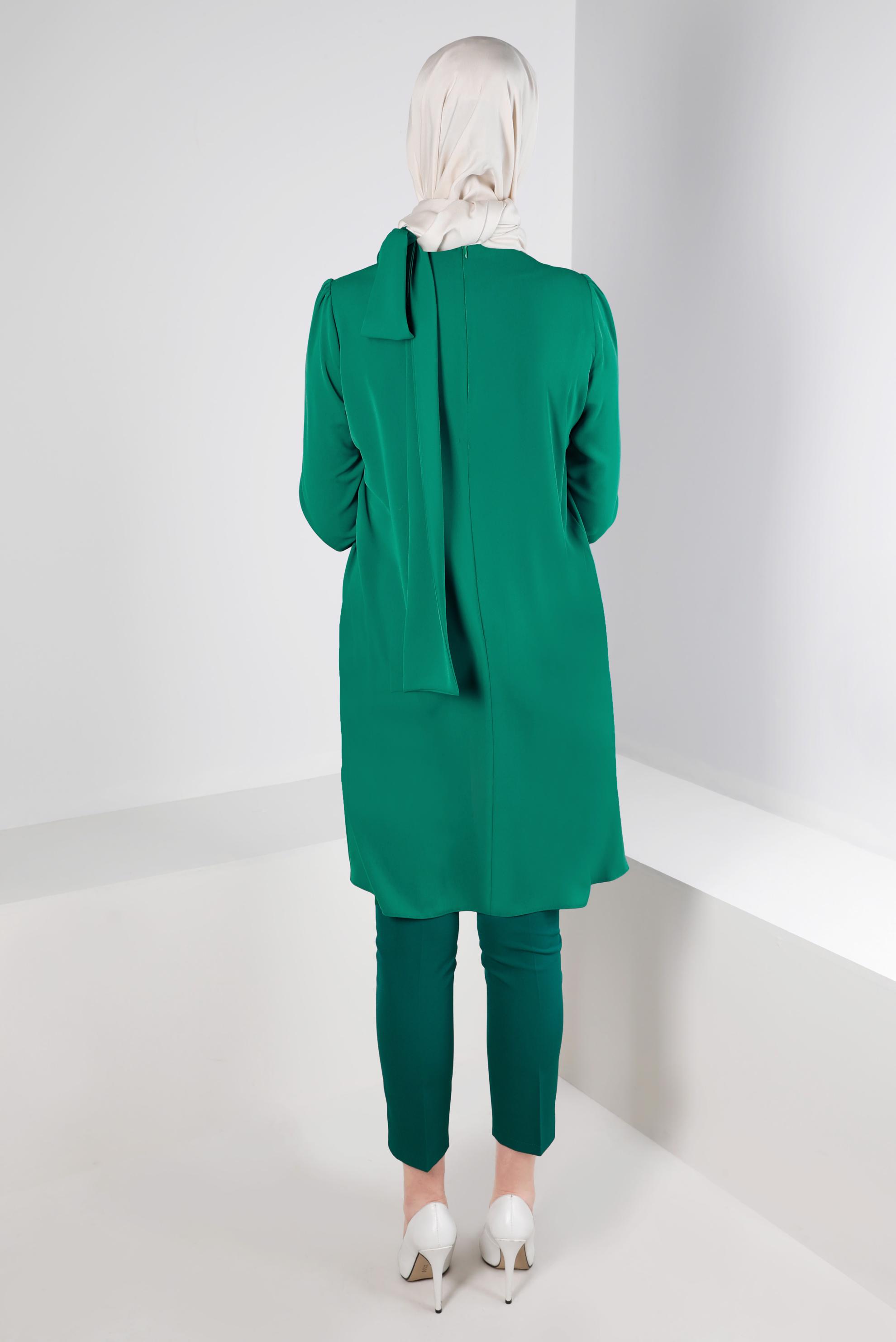 Tesettür giyim YEŞİL TAŞ İŞLEMELİ YAKASI BAĞLAMA DETAYLI TUNİK 43527