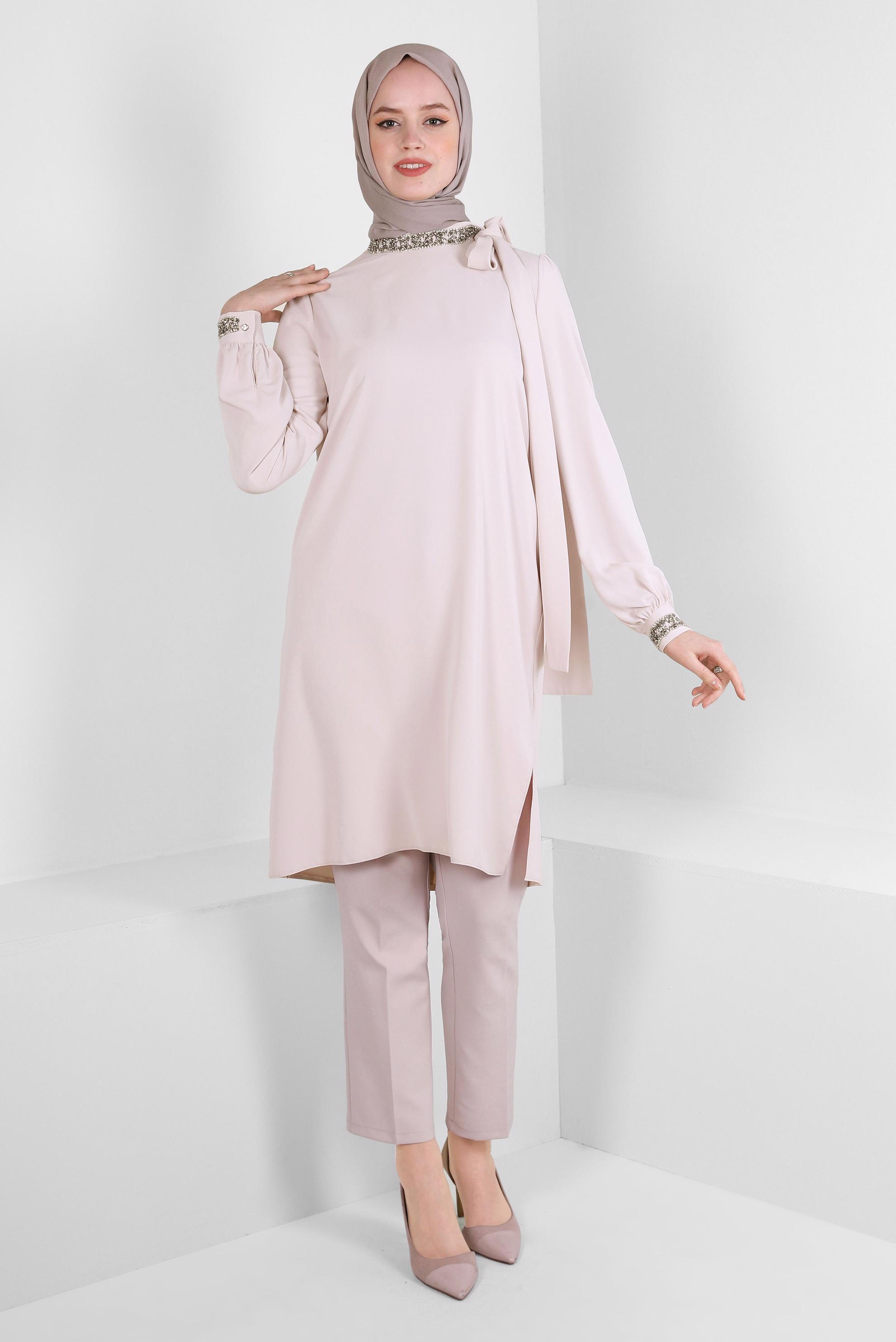 Tesettür giyim BEJ TAŞ İŞLEMELİ YAKASI BAĞLAMA DETAYLI TUNİK 43527