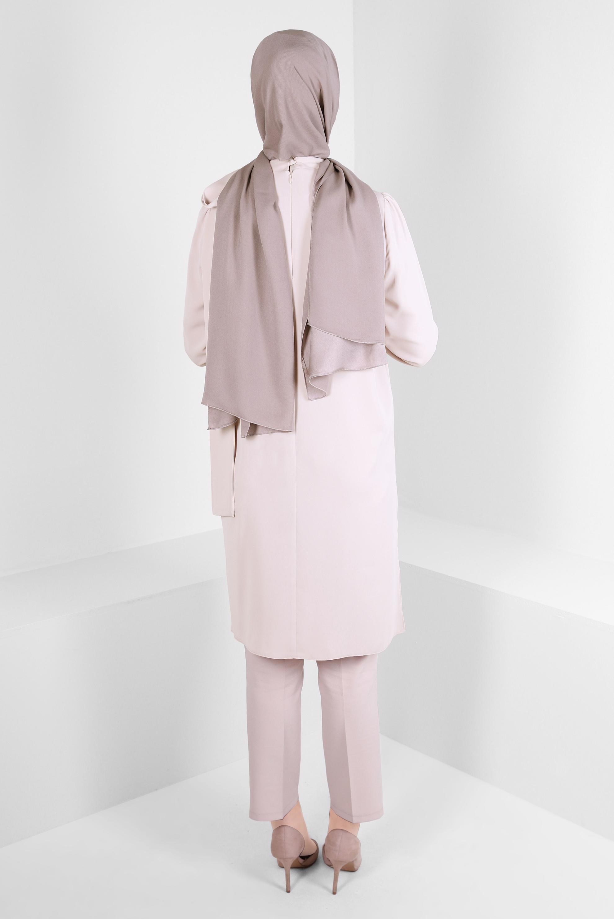 Tesettür giyim BEJ TAŞ İŞLEMELİ YAKASI BAĞLAMA DETAYLI TUNİK 43527