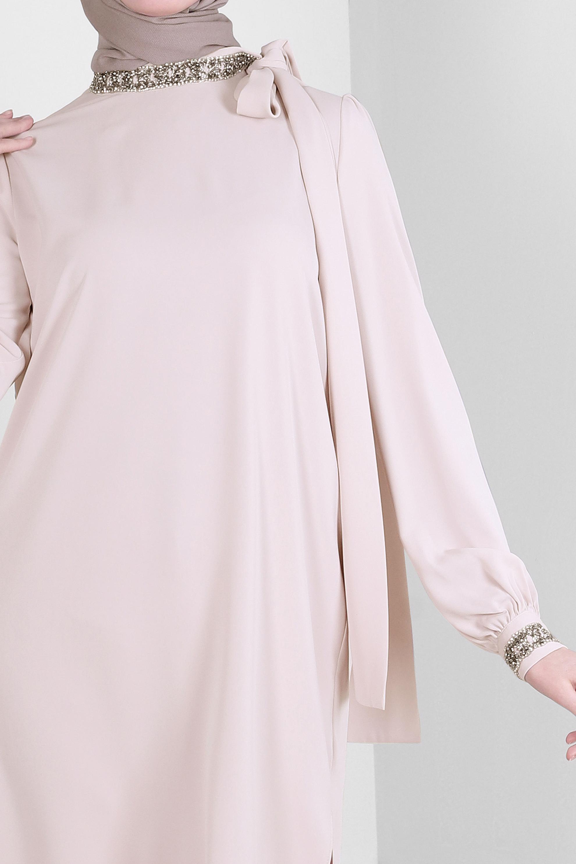 Tesettür giyim BEJ TAŞ İŞLEMELİ YAKASI BAĞLAMA DETAYLI TUNİK 43527