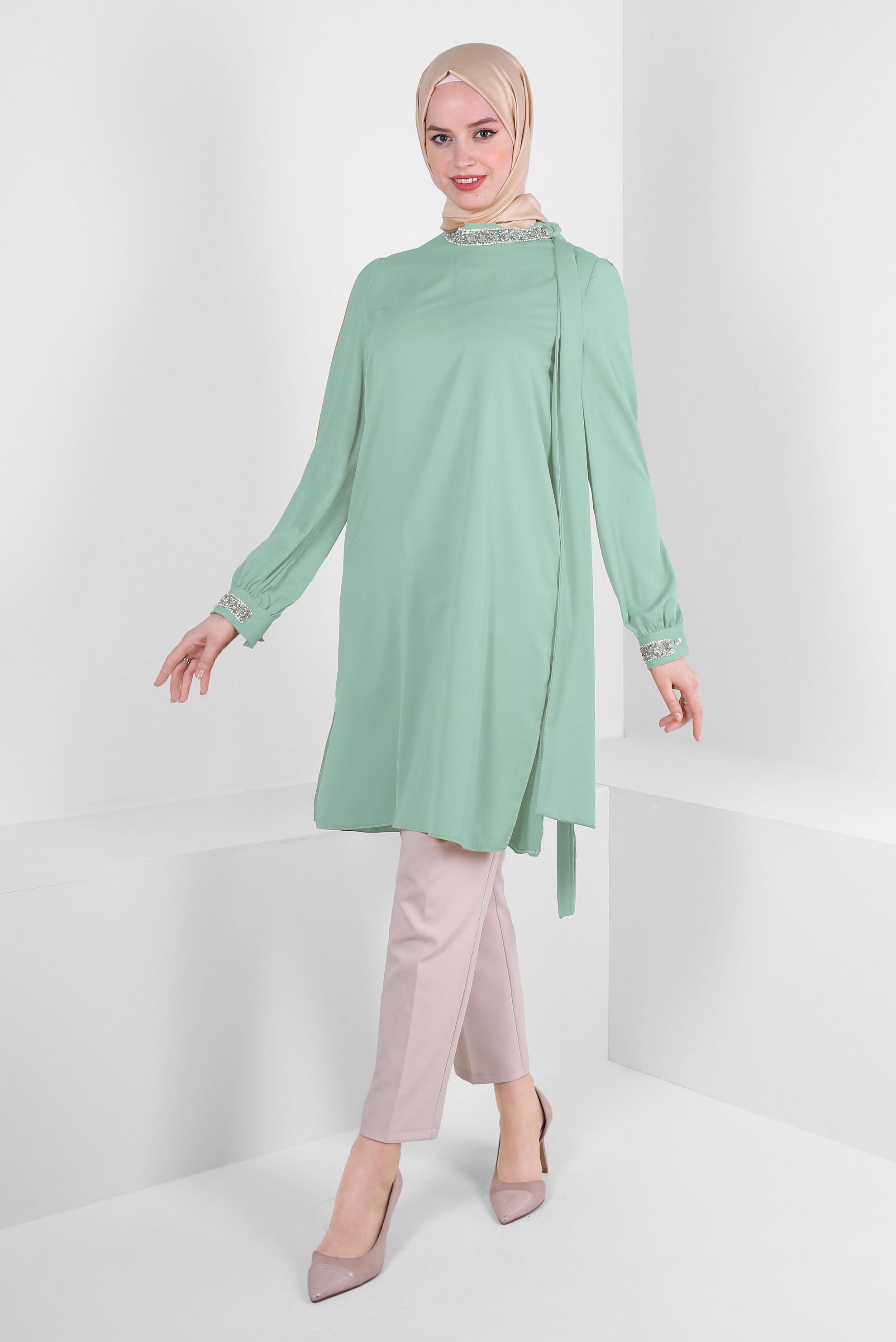 Tesettür giyim YEŞİL TAŞ İŞLEMELİ YAKASI BAĞLAMA DETAYLI TUNİK 43527