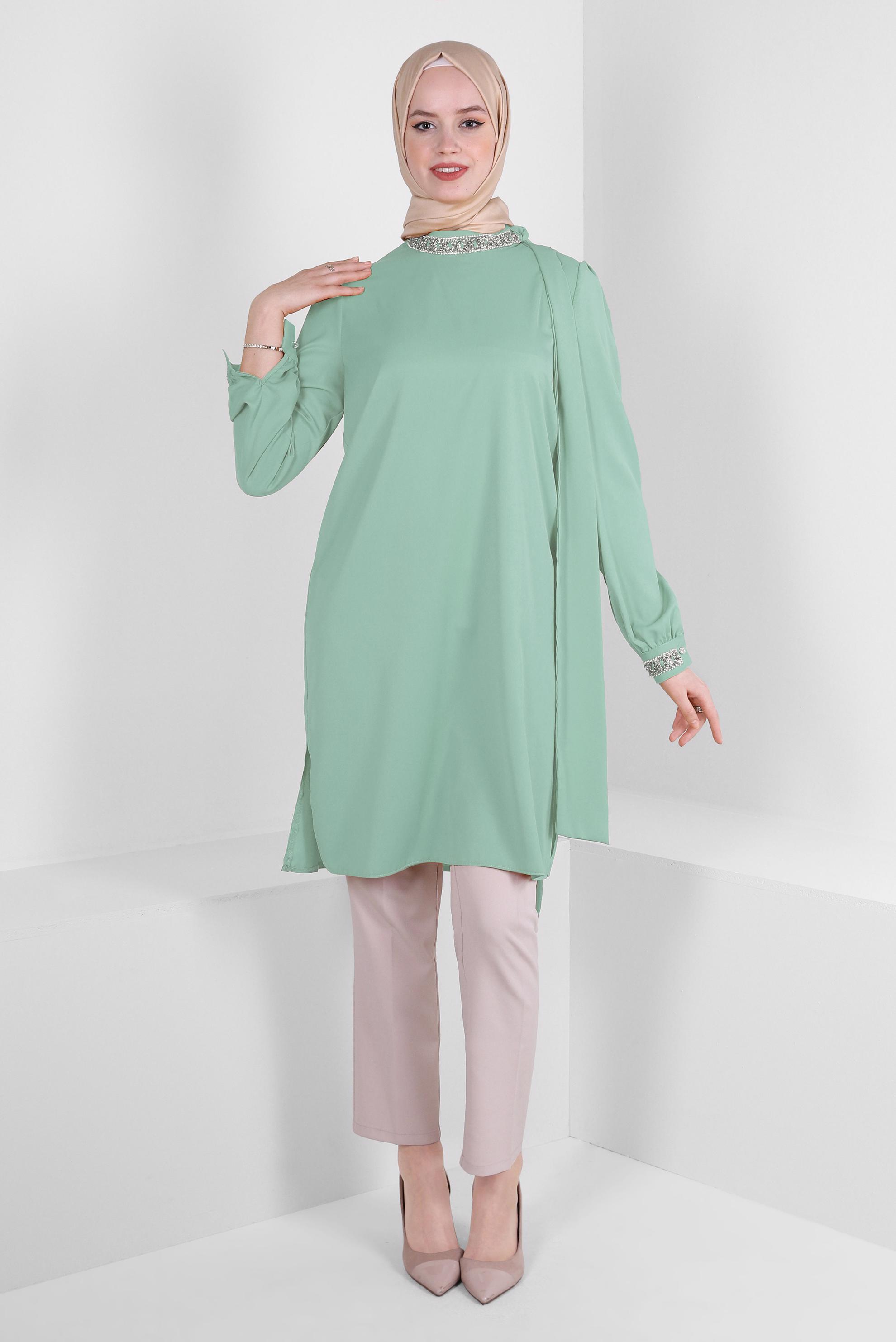 Tesettür giyim YEŞİL TAŞ İŞLEMELİ YAKASI BAĞLAMA DETAYLI TUNİK 43527