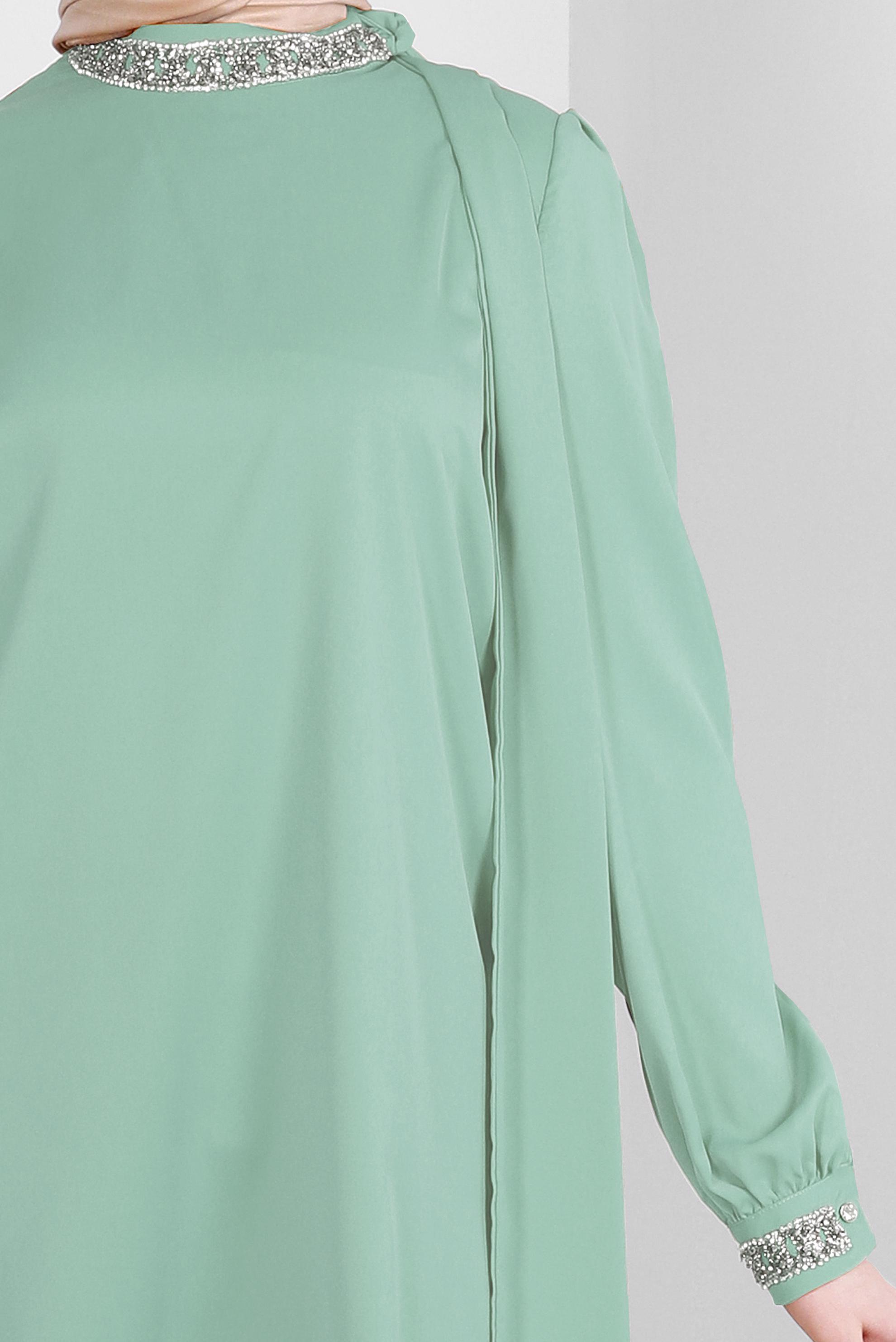 Tesettür giyim YEŞİL TAŞ İŞLEMELİ YAKASI BAĞLAMA DETAYLI TUNİK 43527