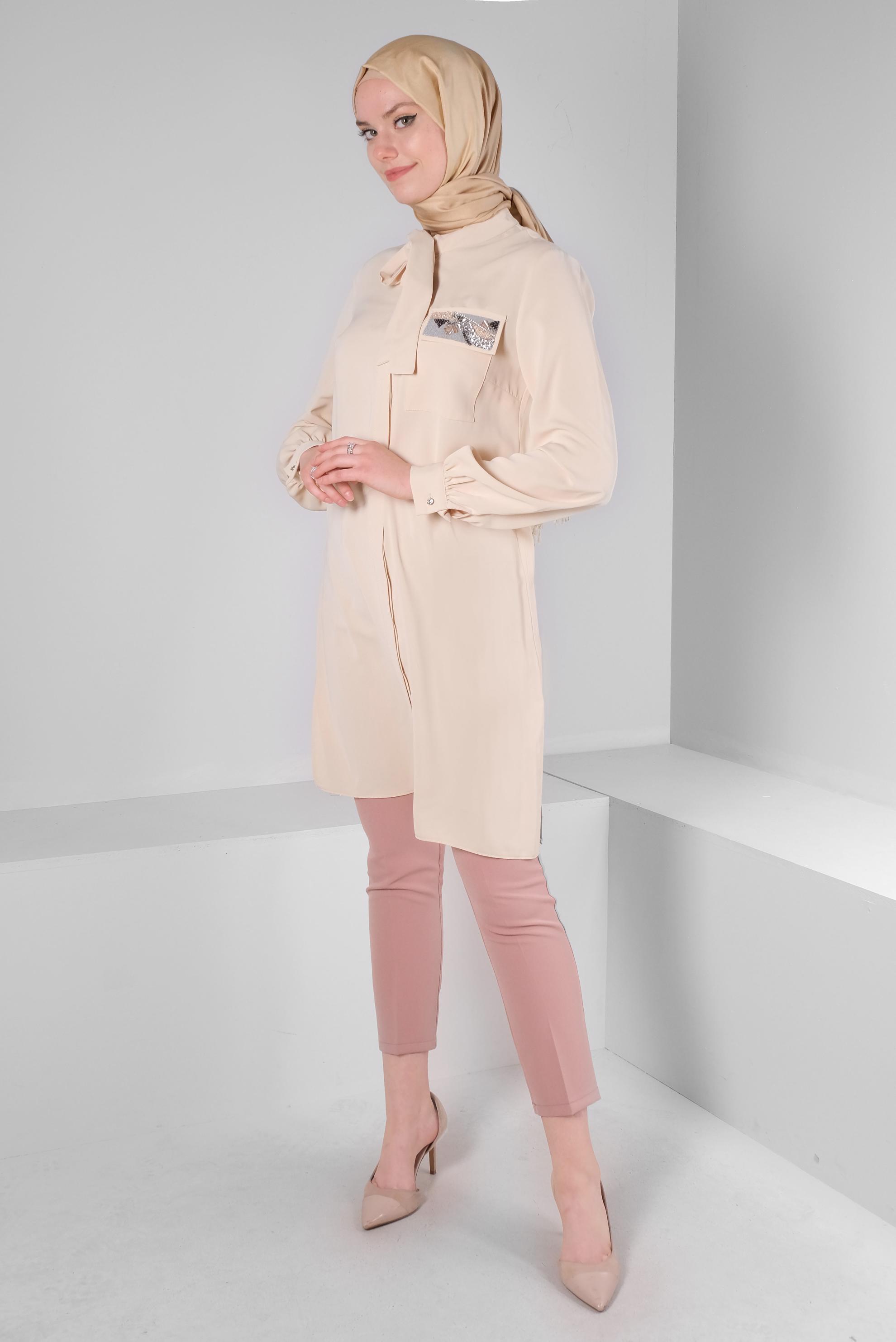 Tesettür giyim BEJ BONCUK İŞLEME DETAYLI FULAR YAKA TUNİK 43530