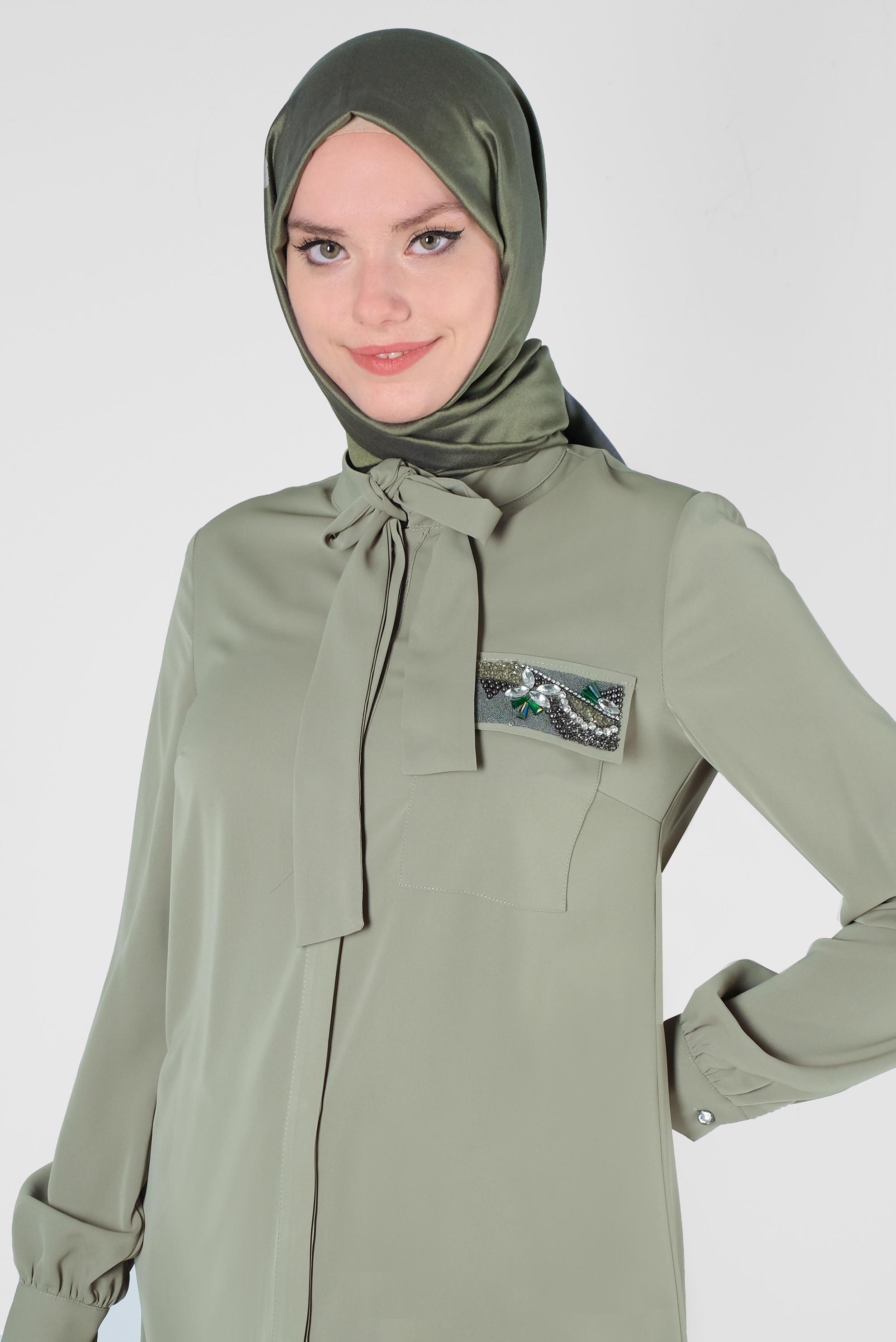 Tesettür giyim HAKİ BONCUK İŞLEME DETAYLI FULAR YAKA TUNİK 43530