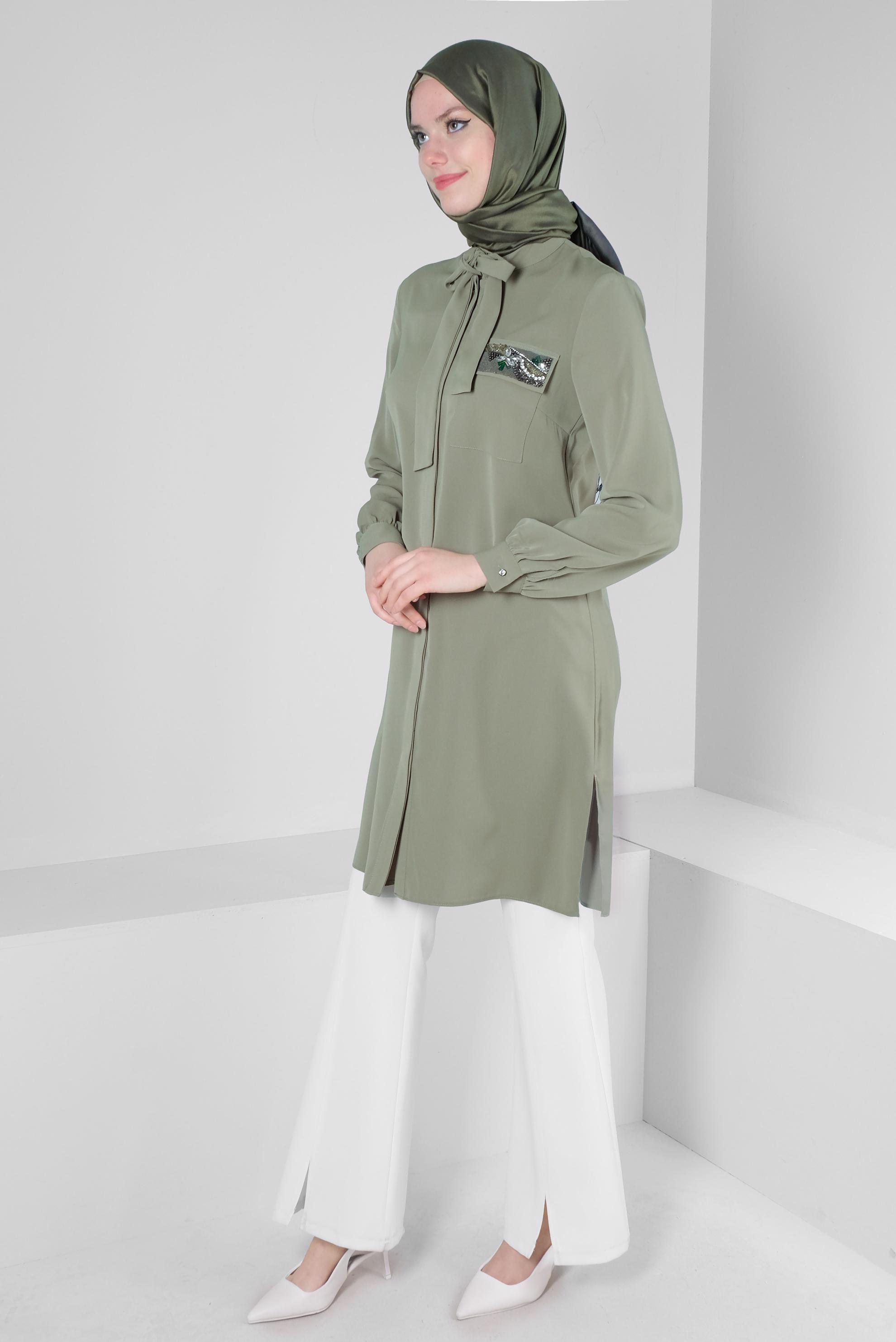 Tesettür giyim HAKİ BONCUK İŞLEME DETAYLI FULAR YAKA TUNİK 43530