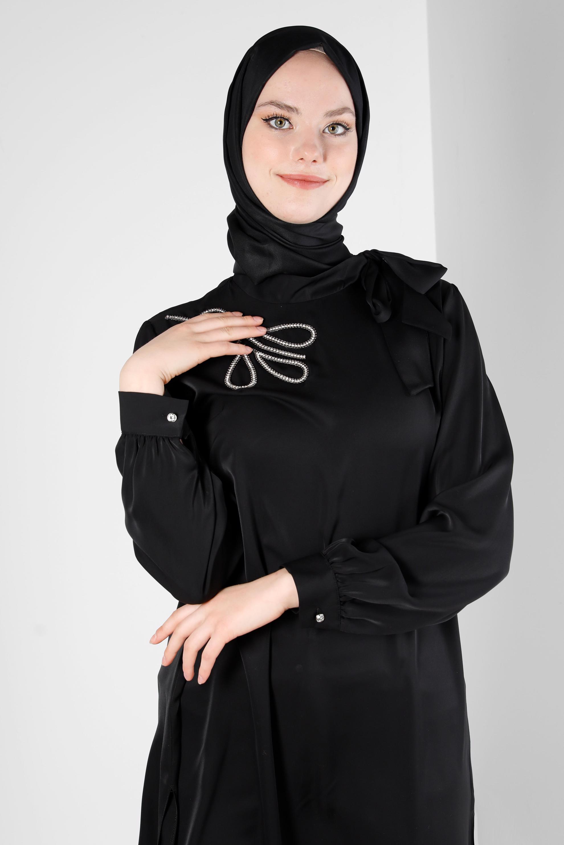 Tesettür giyim SİYAH YAKASI BAĞLAMA DETAYLI TAŞ BASKILI TUNİK 43534 
