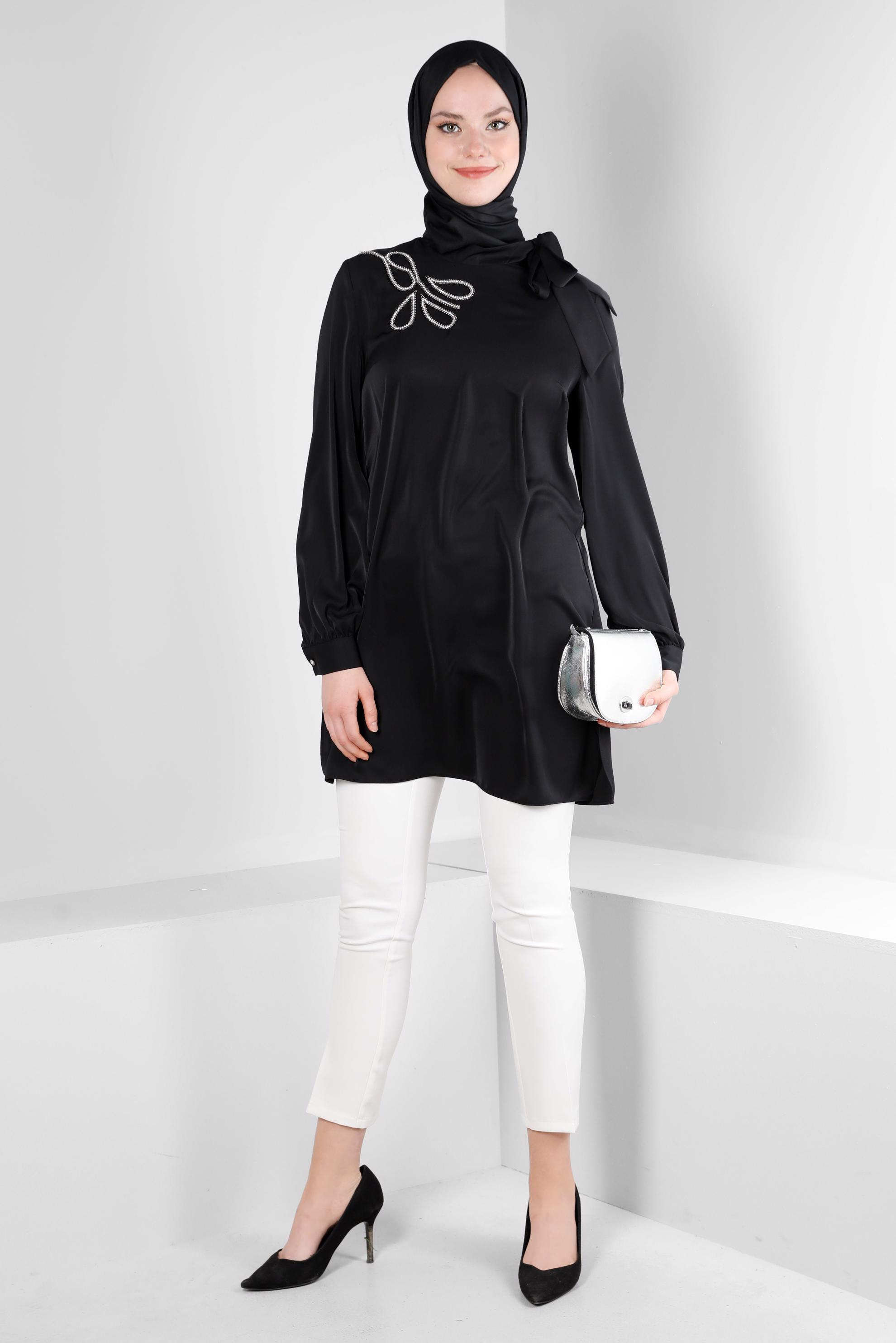 Tesettür giyim SİYAH YAKASI BAĞLAMA DETAYLI TAŞ BASKILI TUNİK 43534 