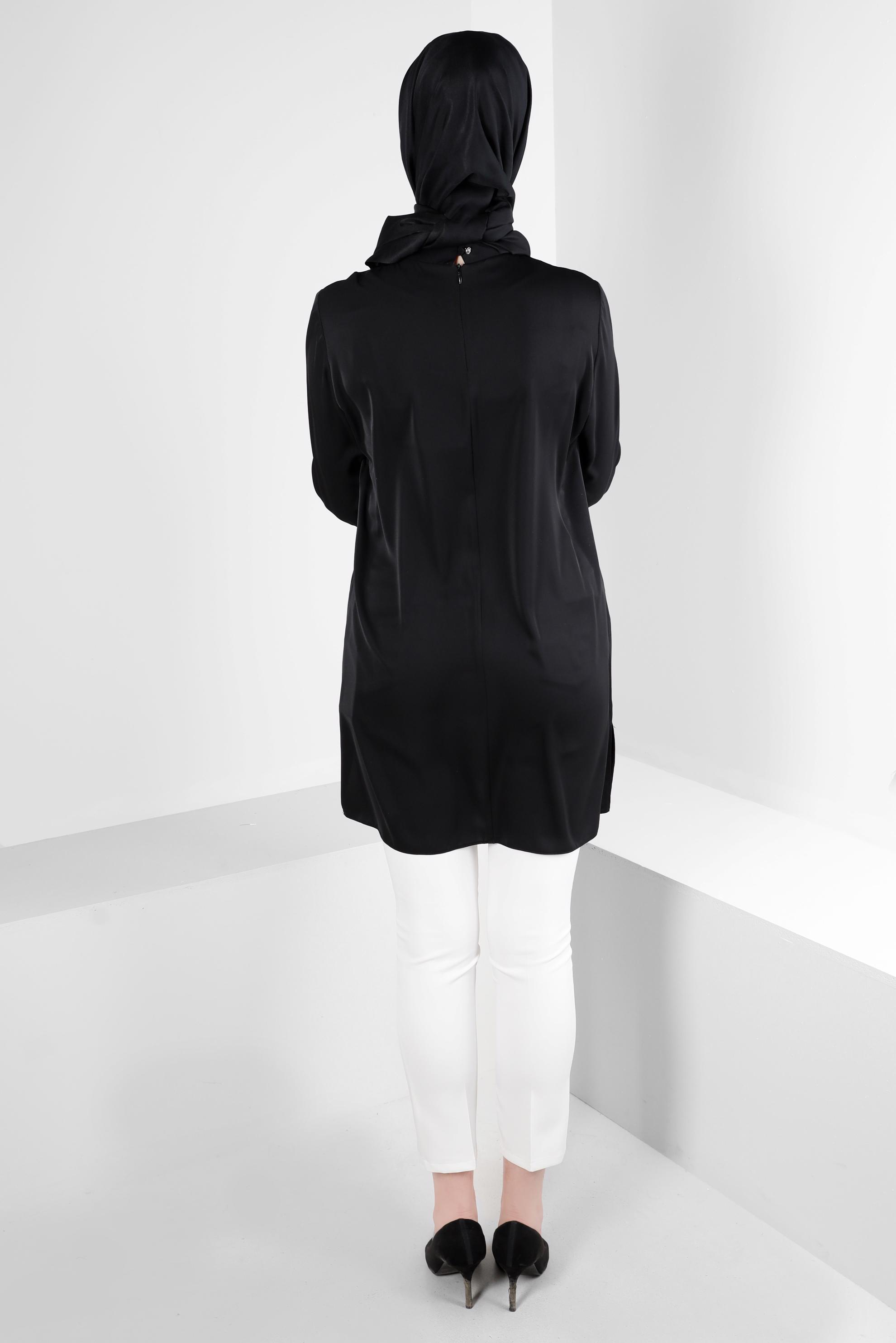 Tesettür giyim SİYAH YAKASI BAĞLAMA DETAYLI TAŞ BASKILI TUNİK 43534 