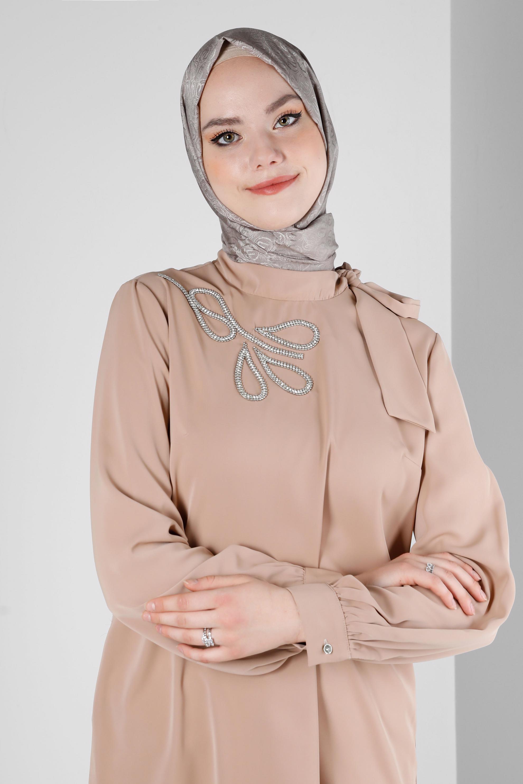 Tesettür giyim KAHVE YAKASI BAĞLAMA DETAYLI TAŞ BASKILI TUNİK 43534 