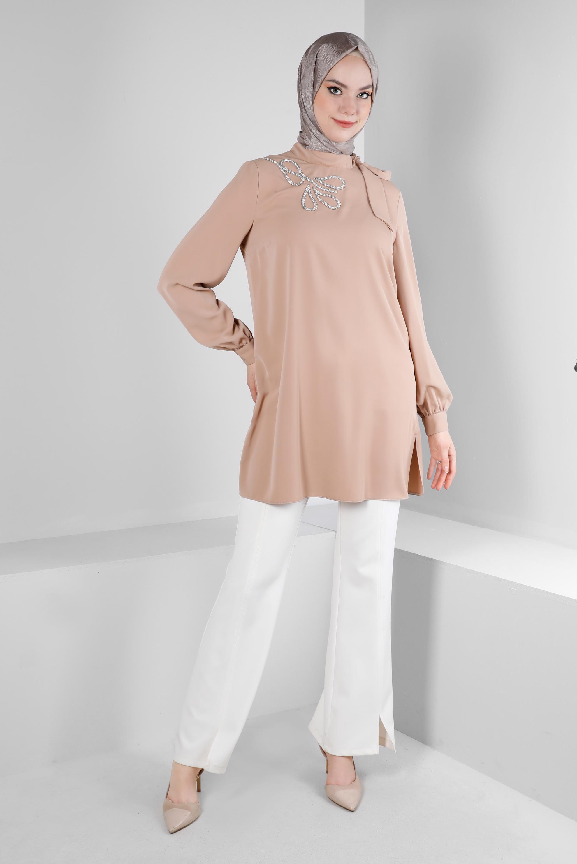 Tesettür giyim KAHVE YAKASI BAĞLAMA DETAYLI TAŞ BASKILI TUNİK 43534 