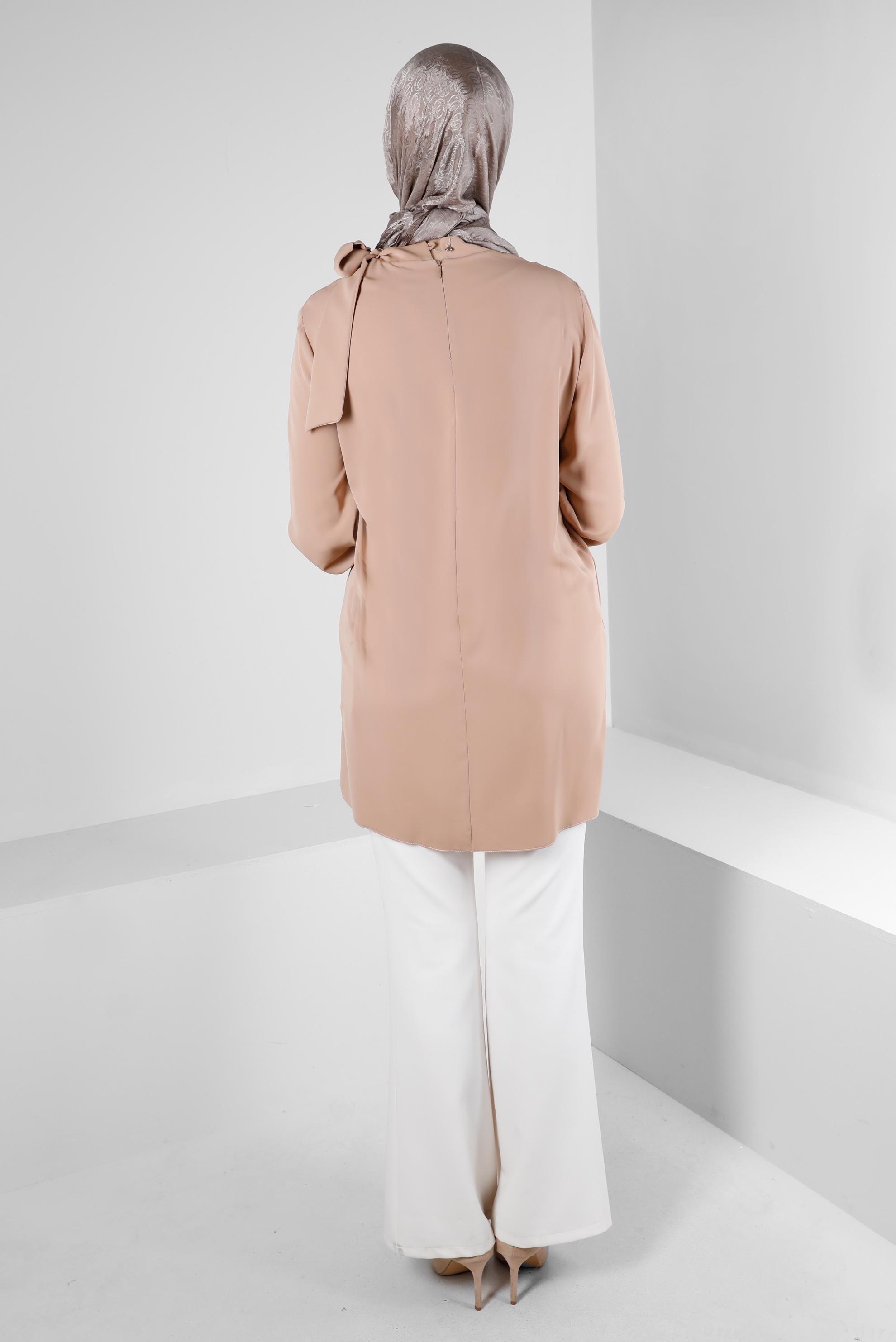 Tesettür giyim KAHVE YAKASI BAĞLAMA DETAYLI TAŞ BASKILI TUNİK 43534 