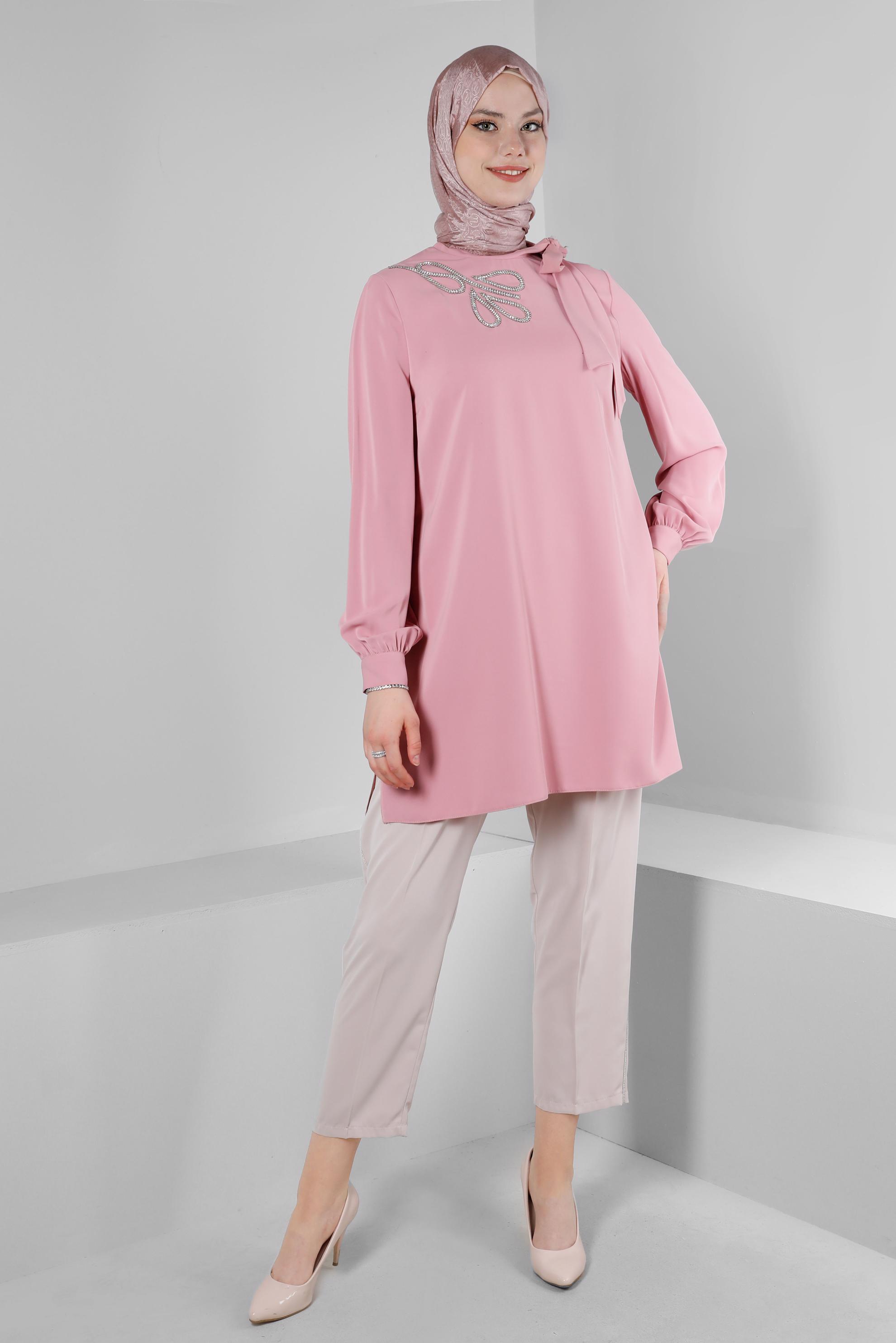 Tesettür giyim PUDRA YAKASI BAĞLAMA DETAYLI TAŞ BASKILI TUNİK 43534 