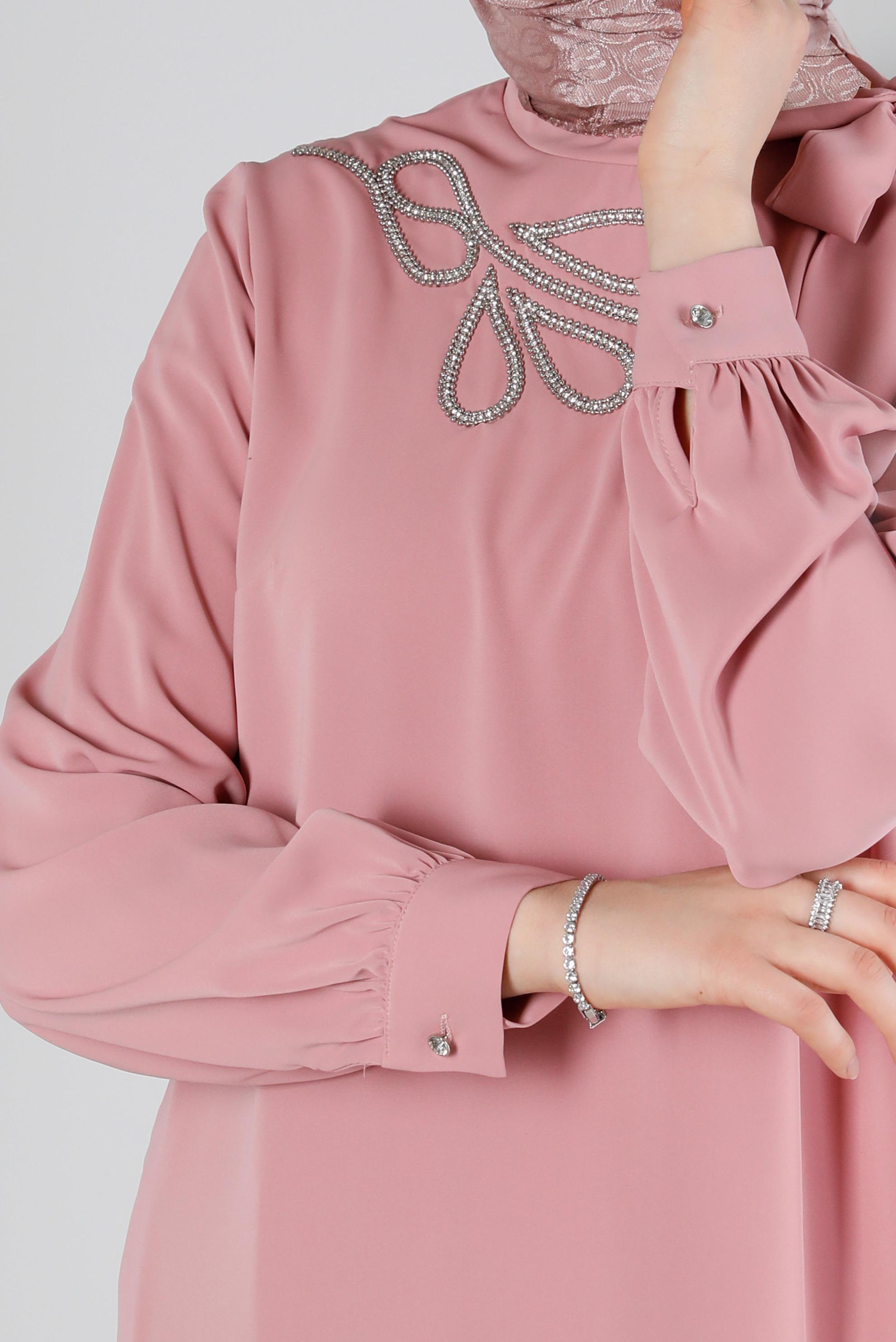 Tesettür giyim PUDRA YAKASI BAĞLAMA DETAYLI TAŞ BASKILI TUNİK 43534 