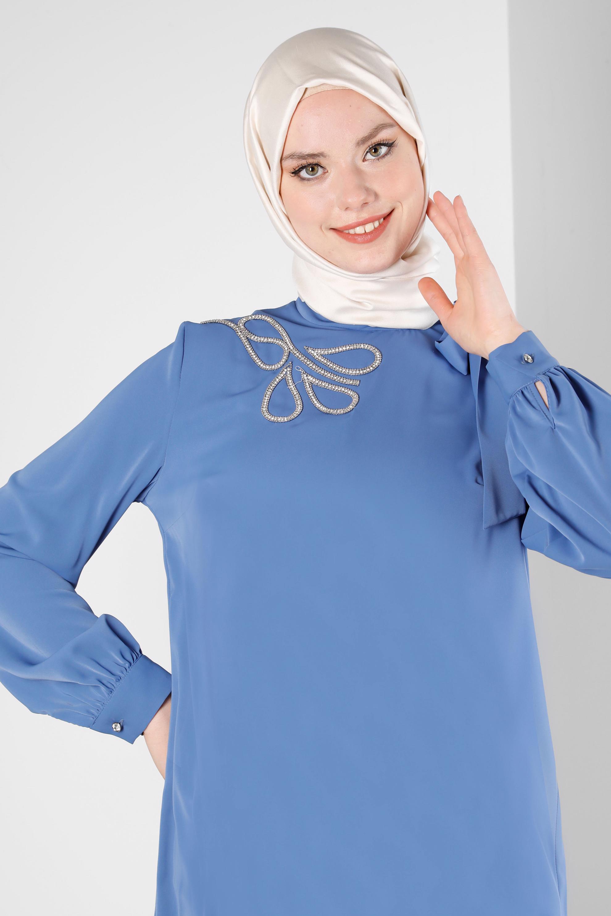 Tesettür giyim LACİVERT YAKASI BAĞLAMA DETAYLI TAŞ BASKILI TUNİK 43534 